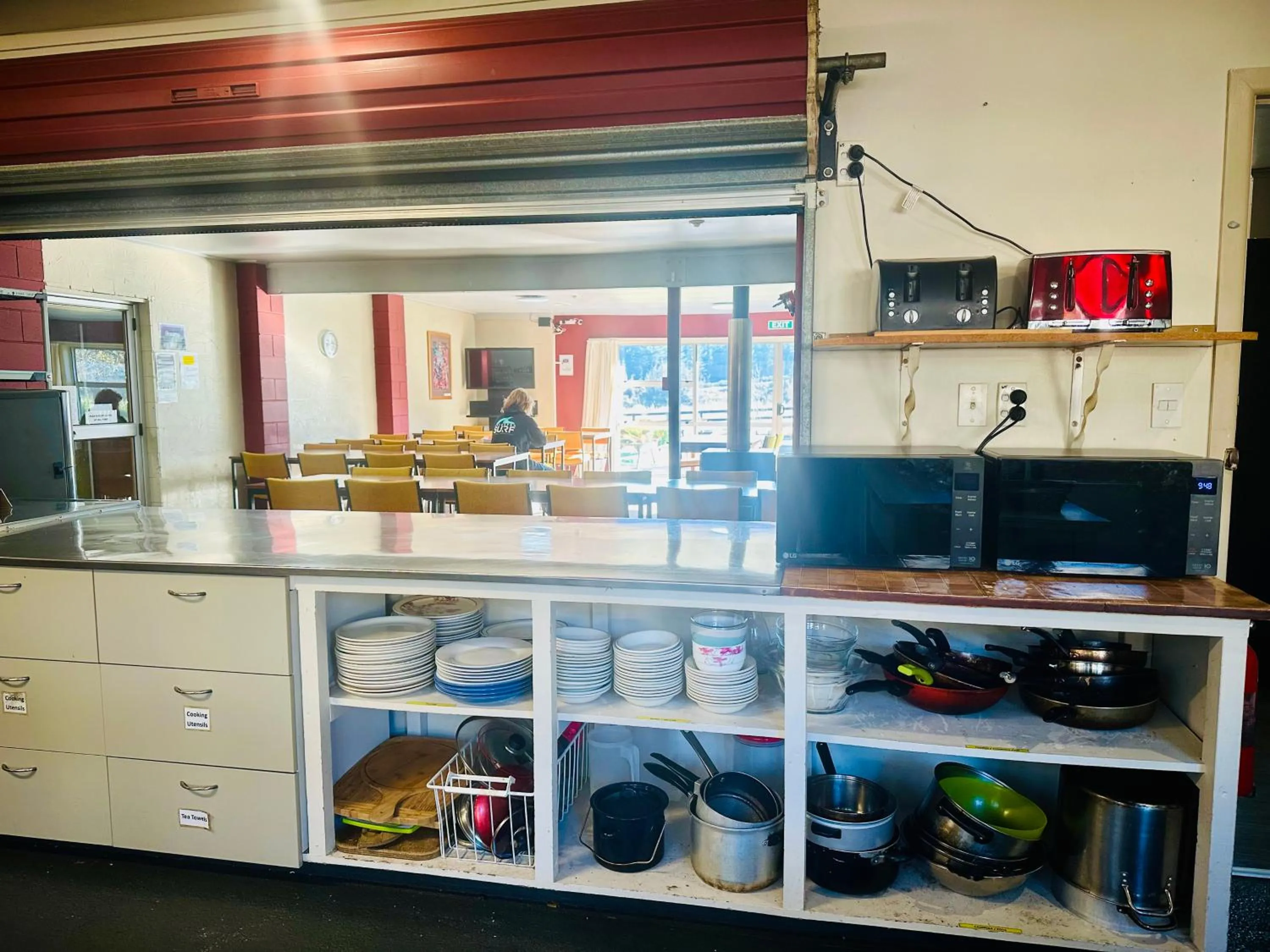 Kitchen or kitchenette in The Crossing Lodge & Backpackers