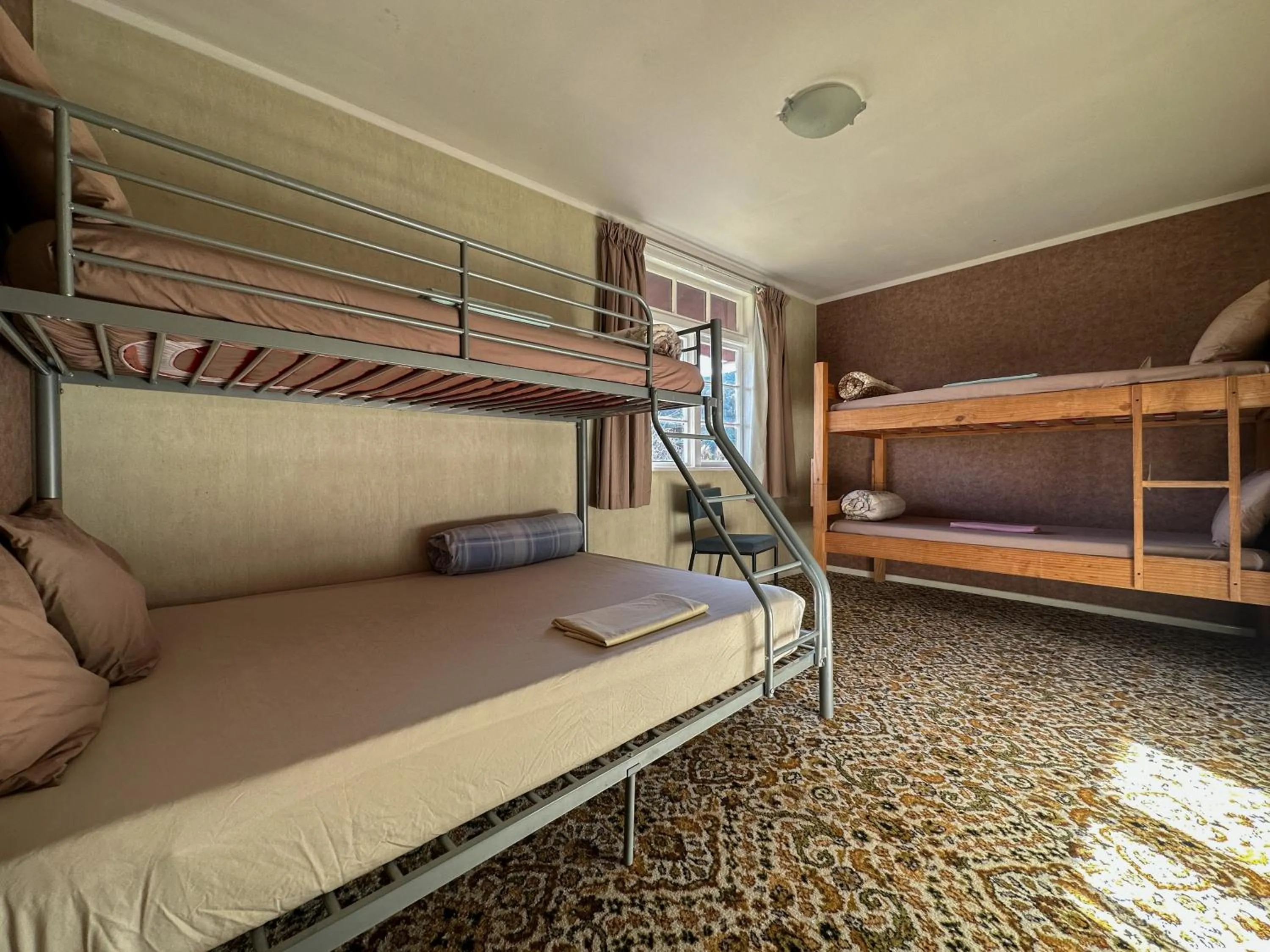 Shower, Bed in The Crossing Lodge & Backpackers