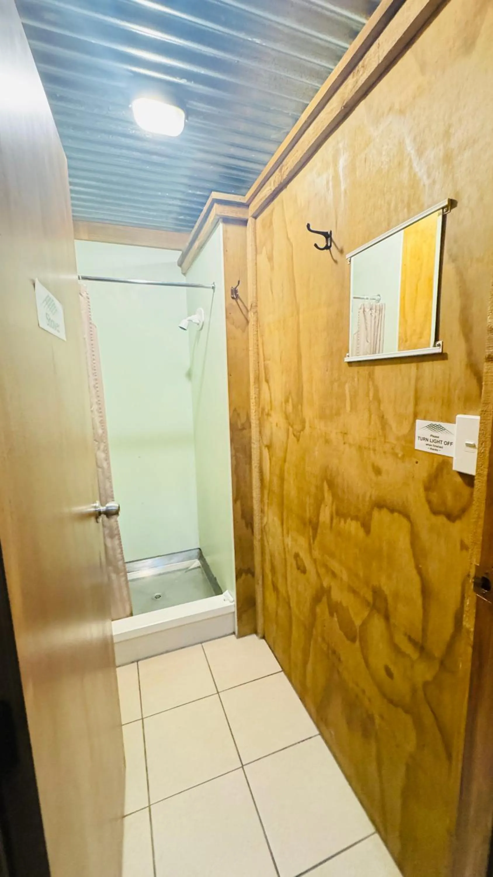 Shower in The Crossing Lodge & Backpackers