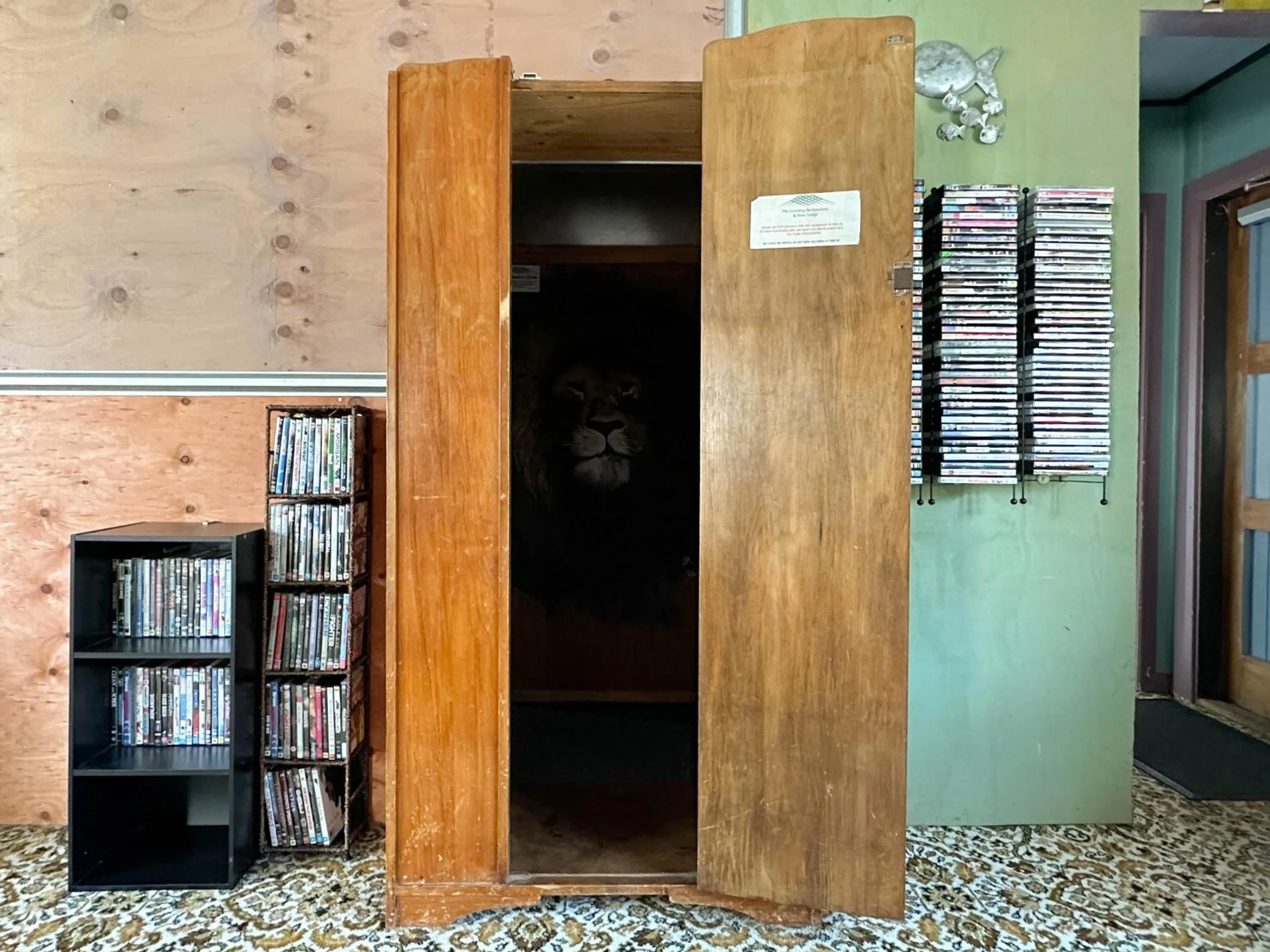 Communal lounge/ TV room in The Crossing Lodge & Backpackers