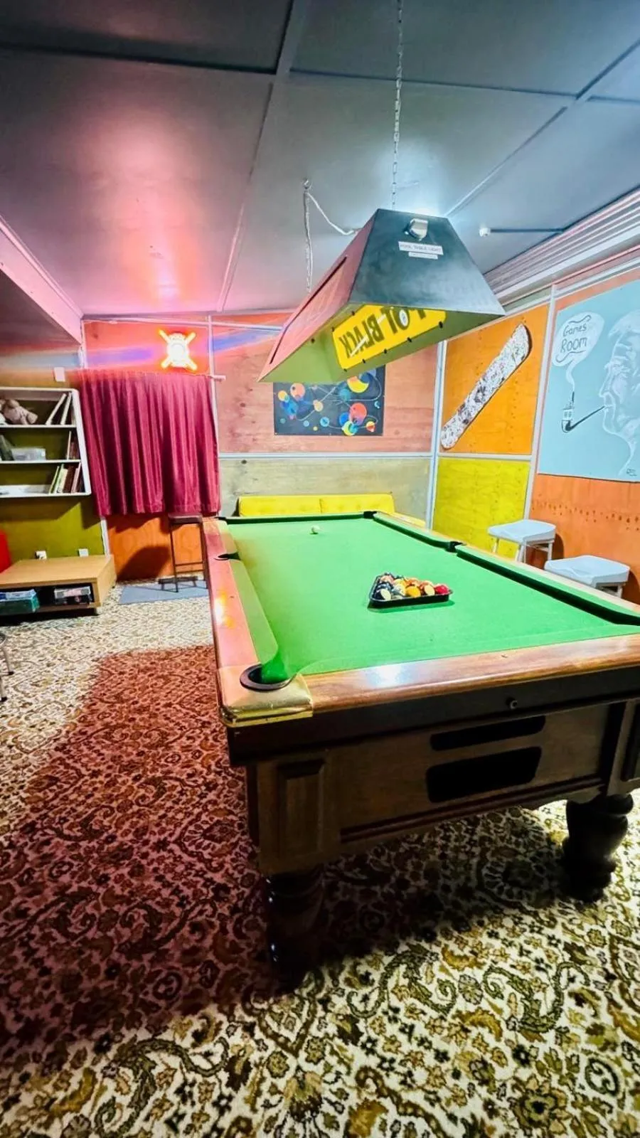 Communal lounge/ TV room in The Crossing Lodge & Backpackers