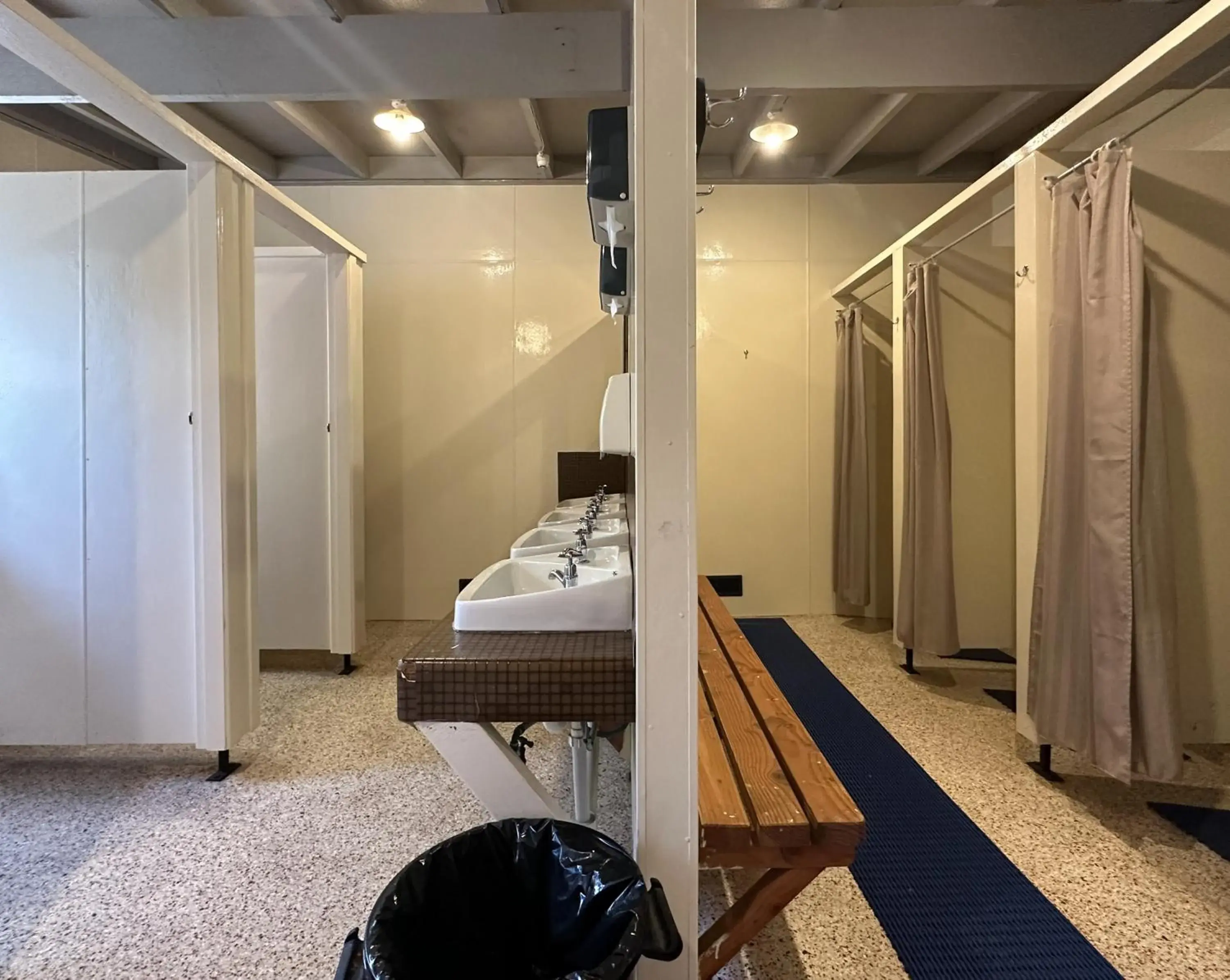 Economy Quadruple Room in The Crossing Lodge & Backpackers Economy Quadruple Room in The Crossing Lodge & Backpackers