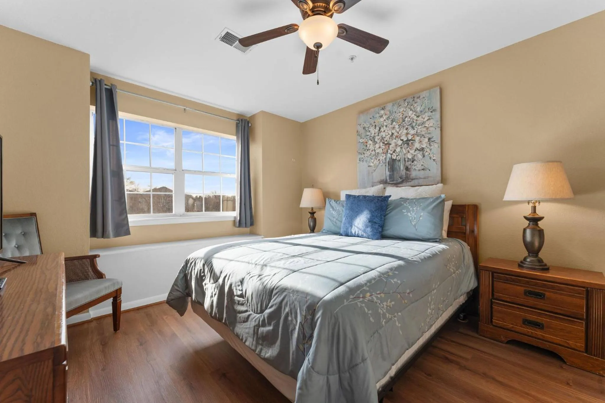 Bed in Cozy Top Floor 2BR Condo with View and Amenities!!