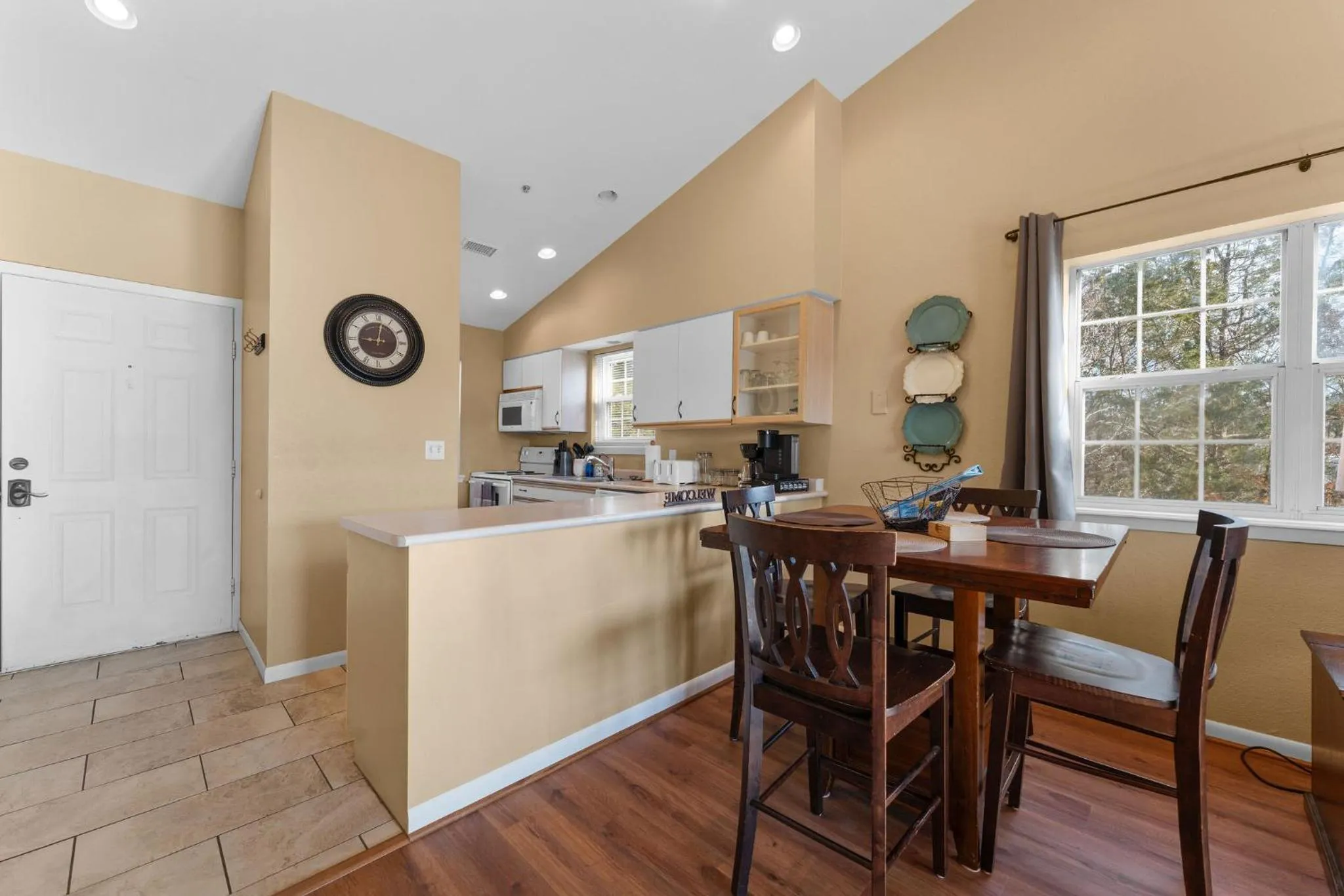 Cozy Top Floor 2BR Condo with View and Amenities!!