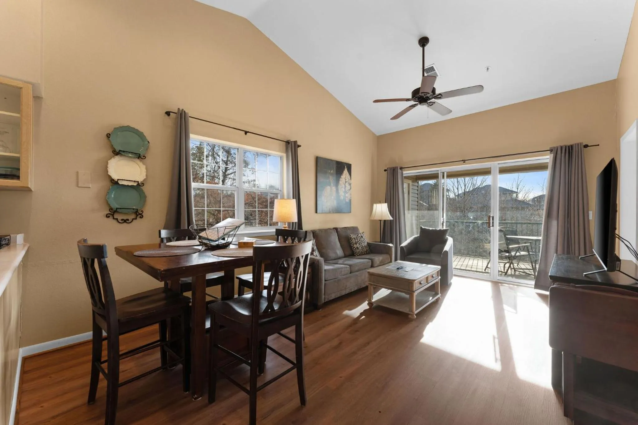 Cozy Top Floor 2BR Condo with View and Amenities!!