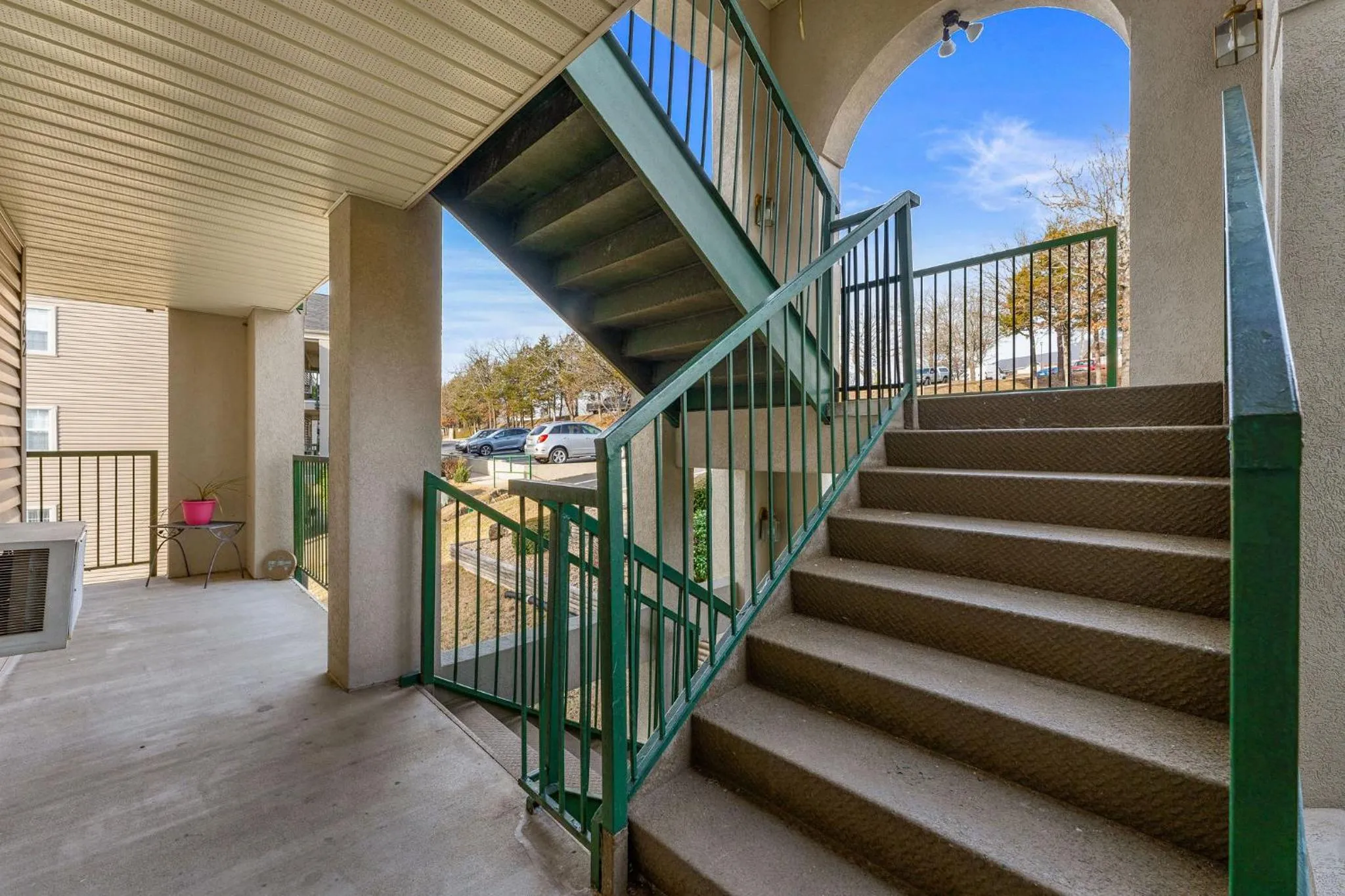 Cozy Top Floor 2BR Condo with View and Amenities!!