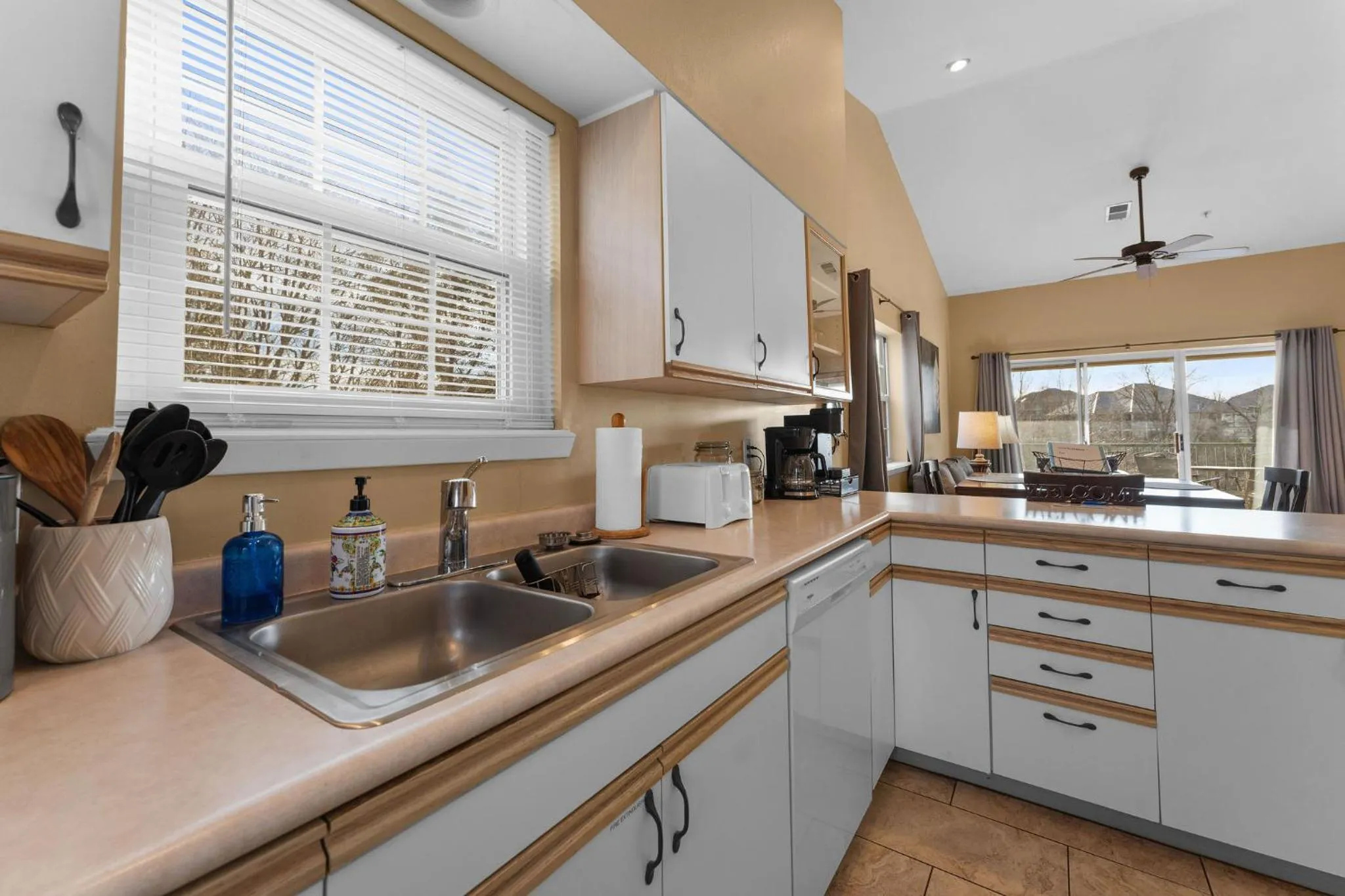 Cozy Top Floor 2BR Condo with View and Amenities!!