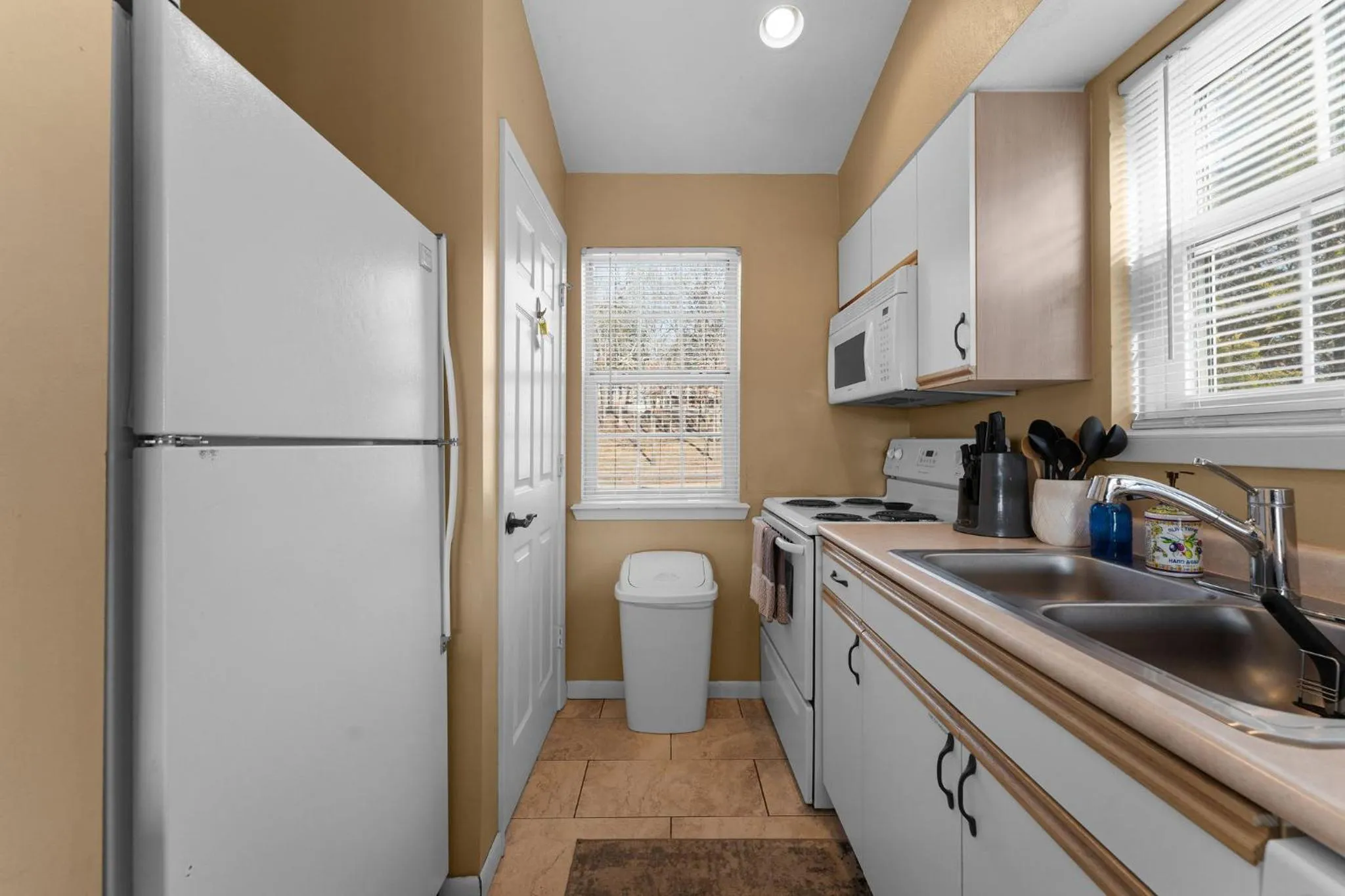 Cozy Top Floor 2BR Condo with View and Amenities!!