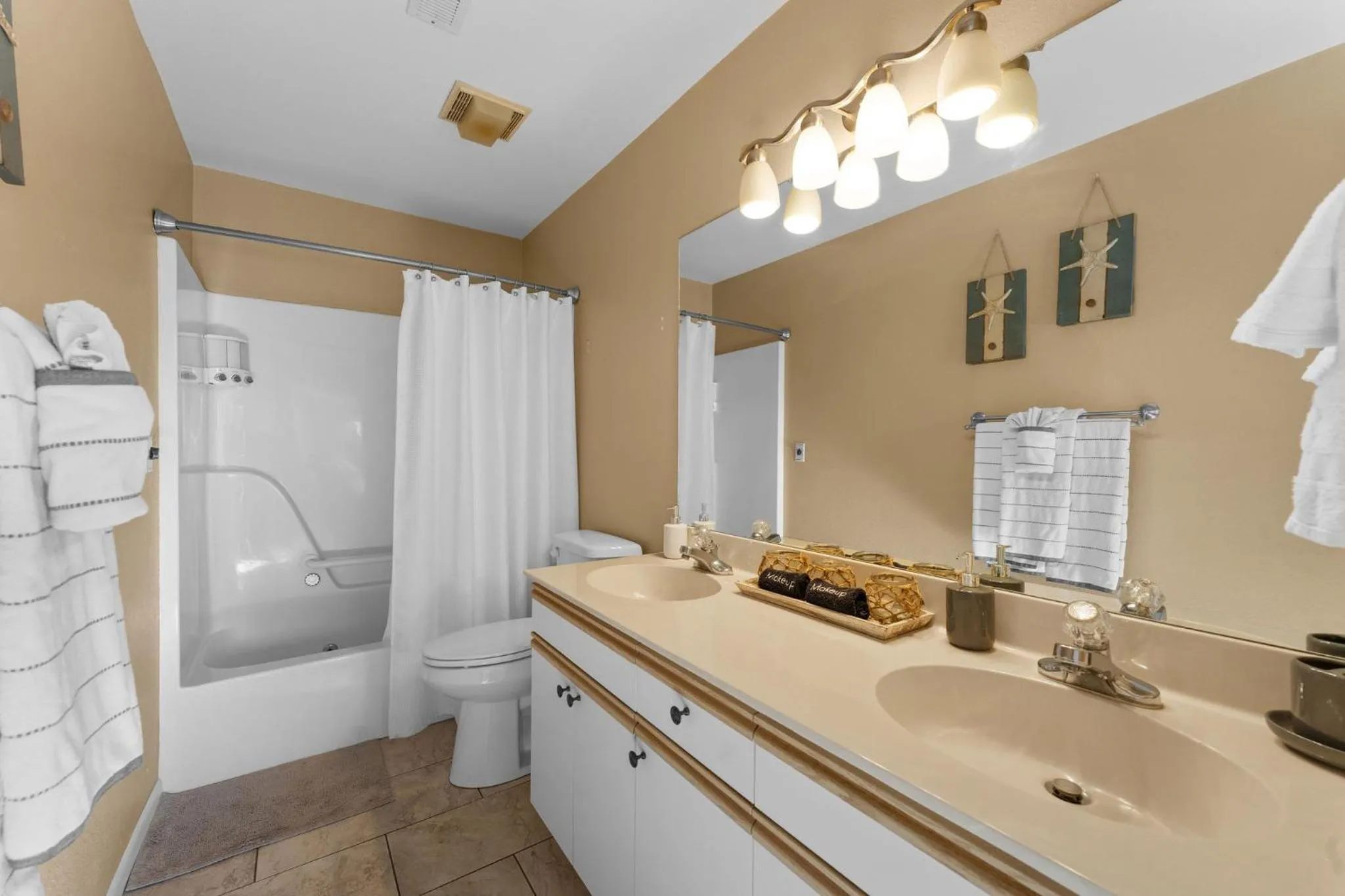 Cozy Top Floor 2BR Condo with View and Amenities!!