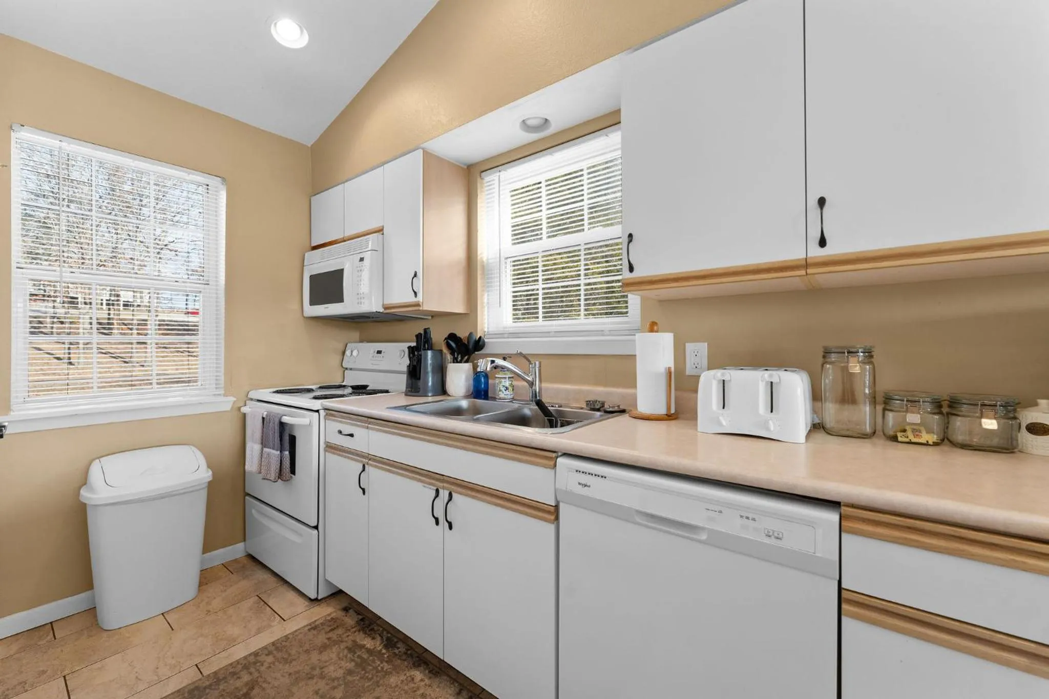 Cozy Top Floor 2BR Condo with View and Amenities!!