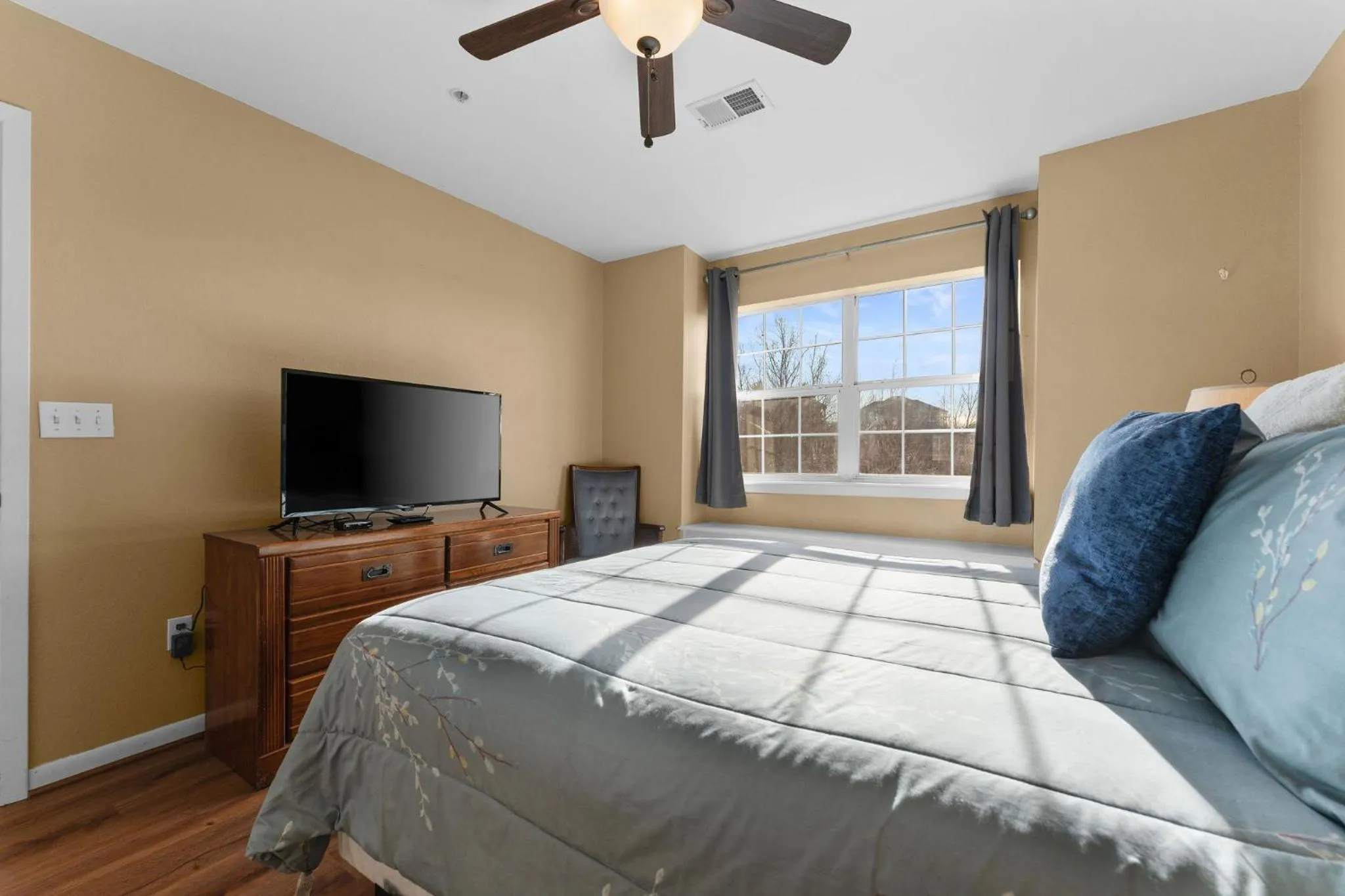 Bed in Cozy Top Floor 2BR Condo with View and Amenities!!