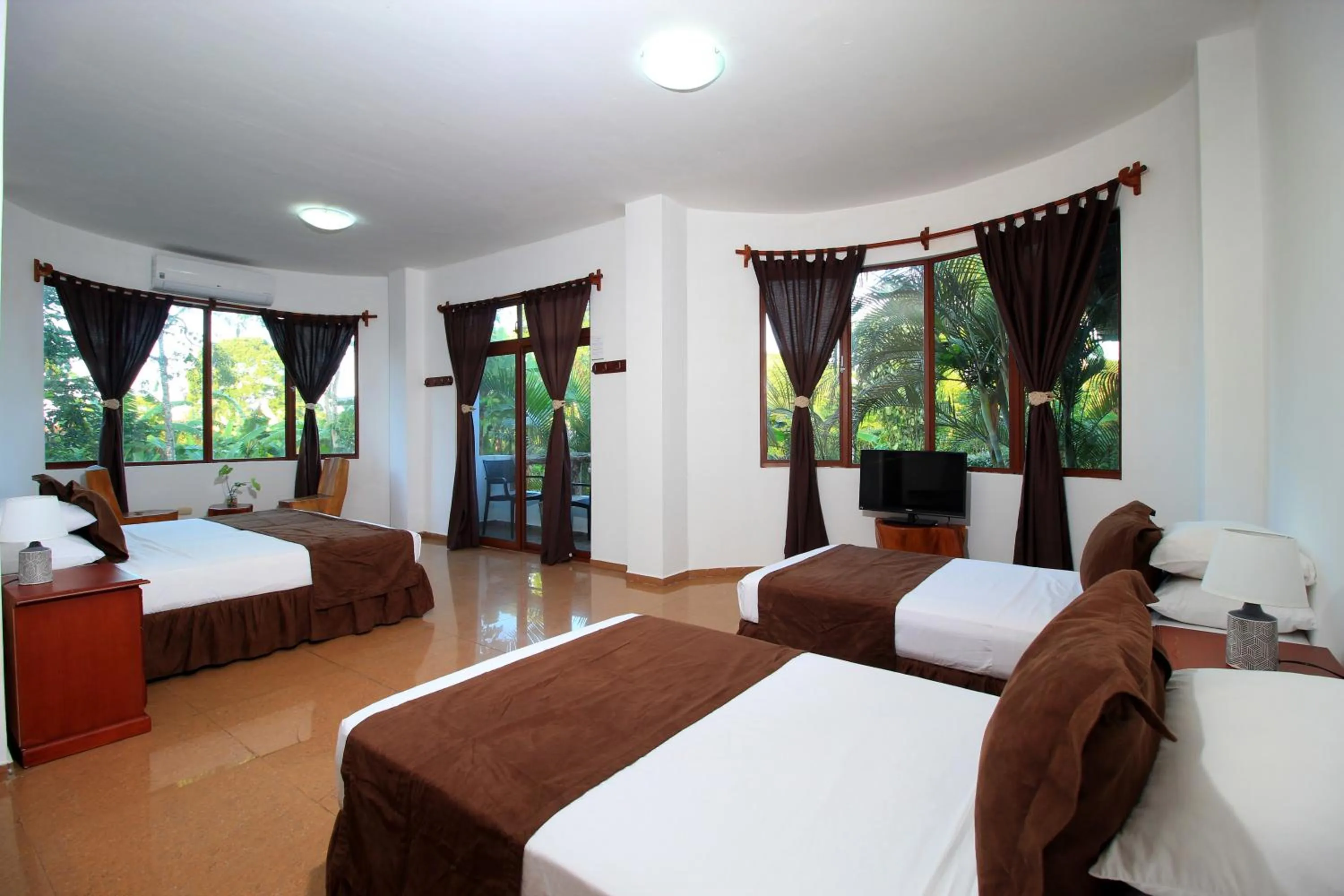 Photo of the whole room, Bed in Natura Gardens Galápagos