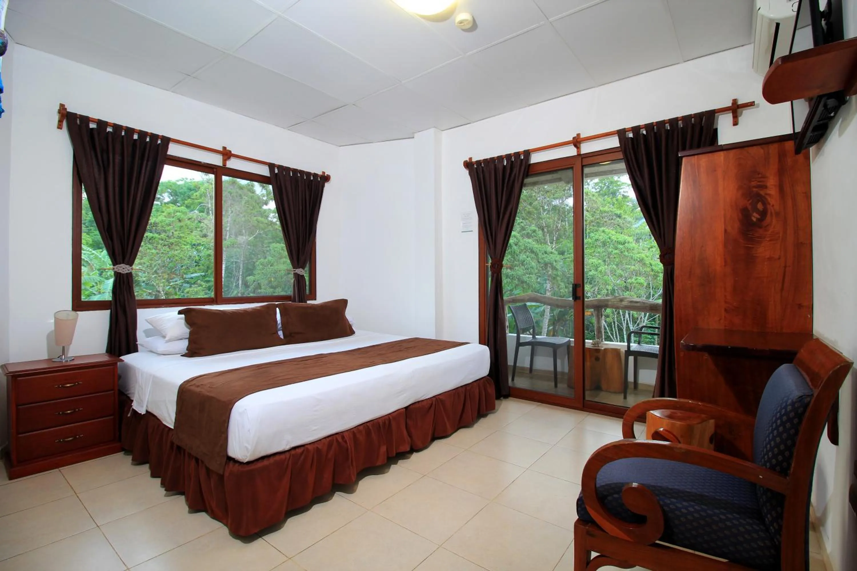 Photo of the whole room, Bed in Natura Gardens Galápagos