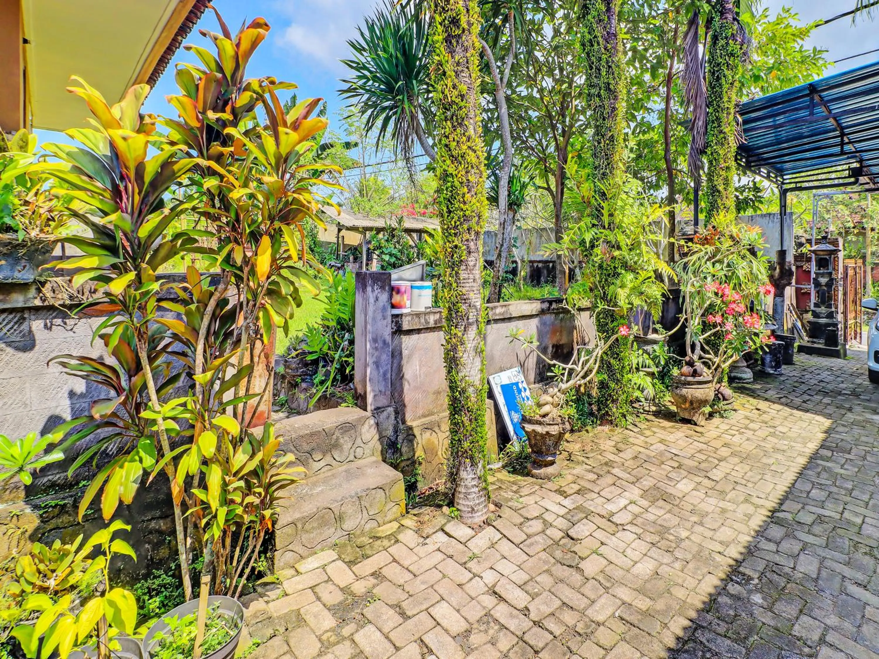 Garden in Hotel O Sekar Jagat Near Pantai Baluk Rening
