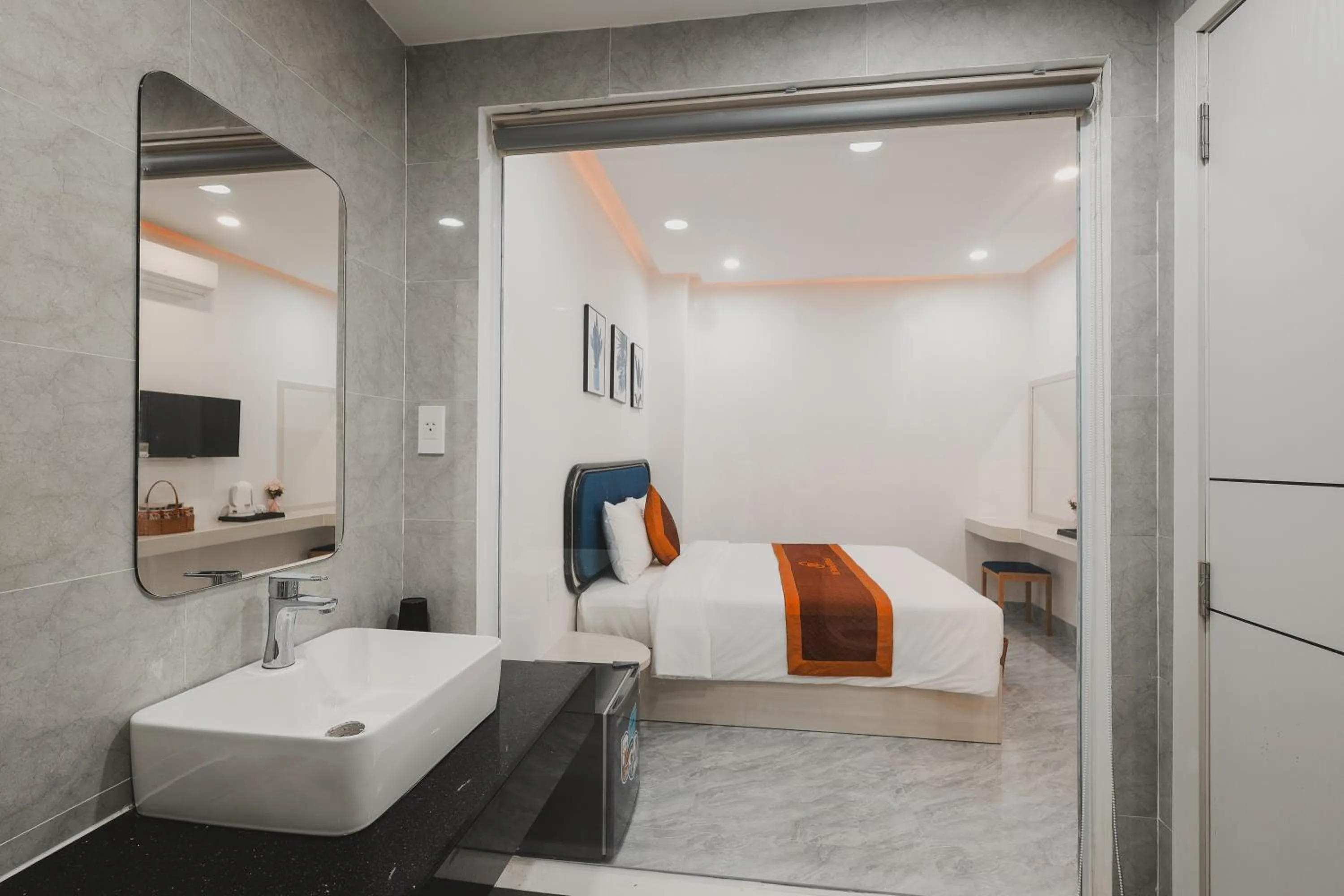 Bathroom, Bed in Hai Duong PQ Hotel