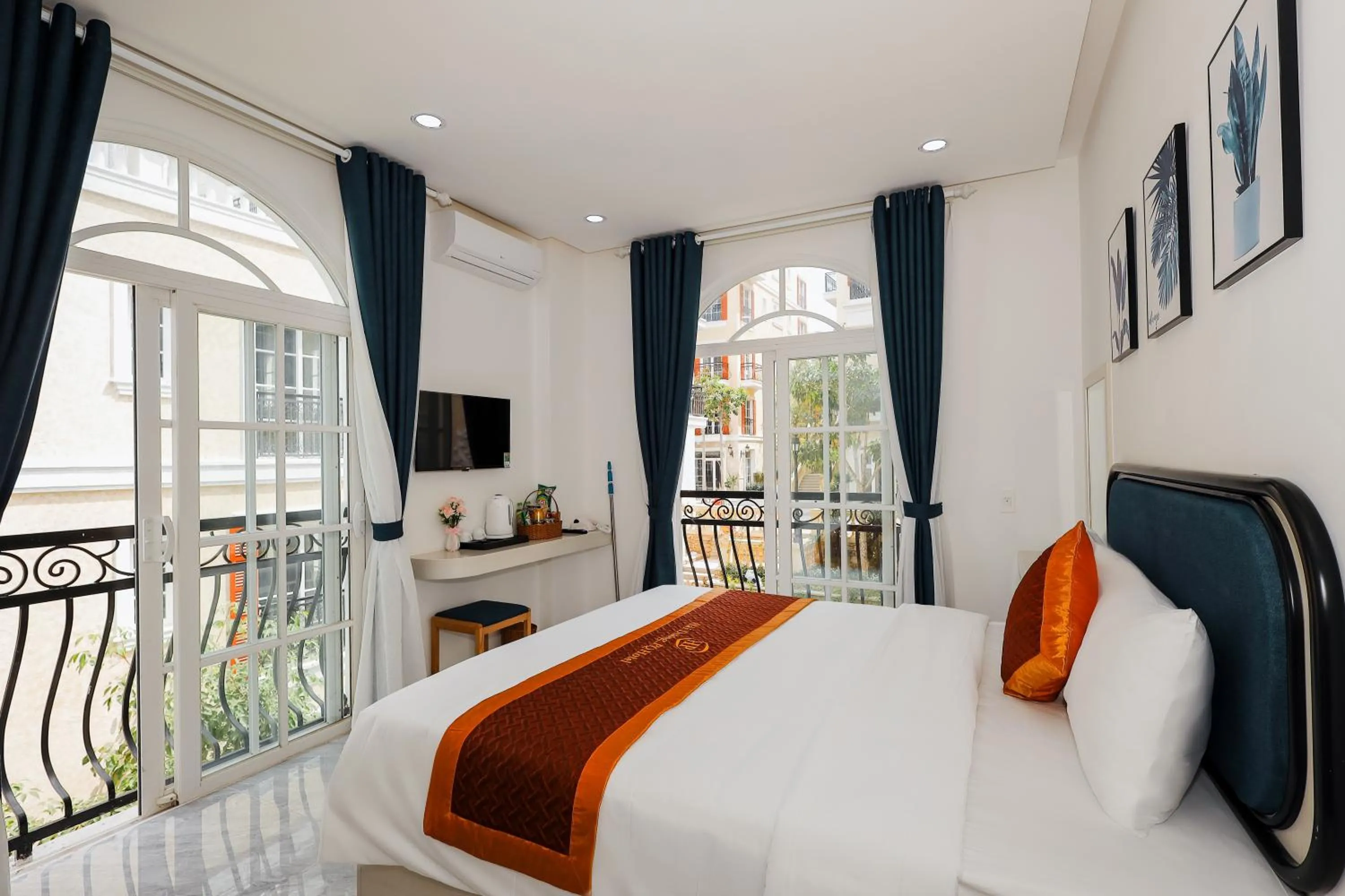 Balcony/Terrace, Bed in Hai Duong PQ Hotel