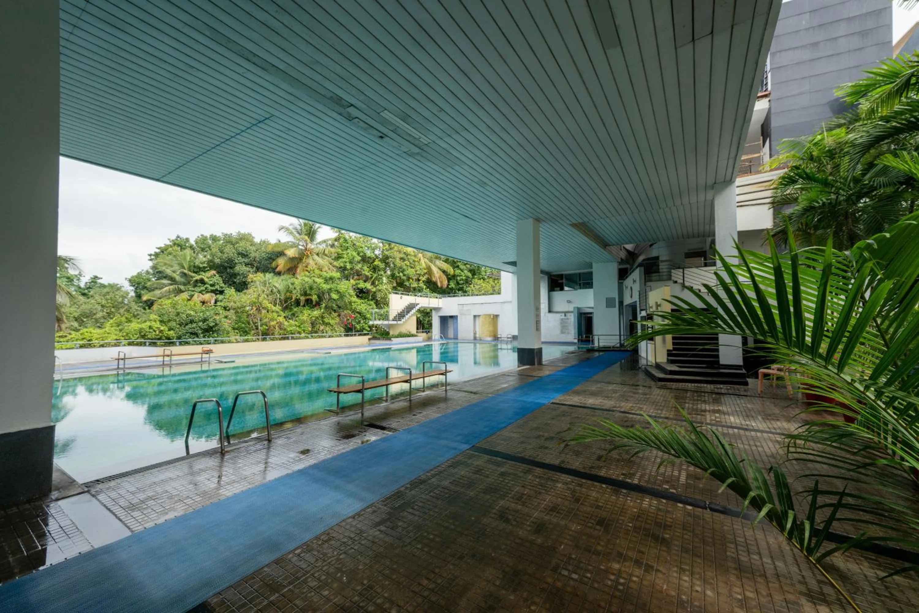 Swimming pool in THE WOODROSE