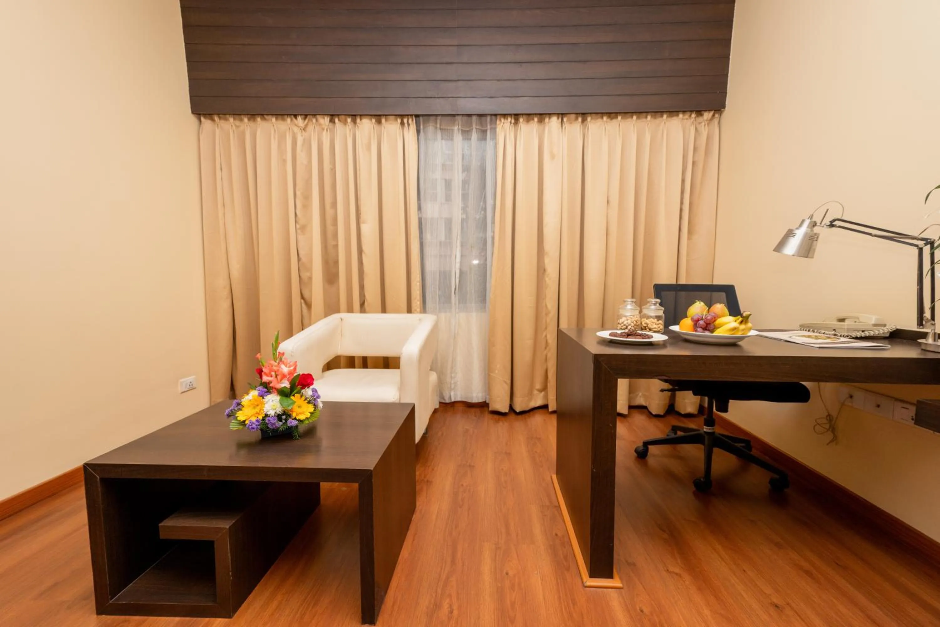 Seating area, Bed in THE WOODROSE