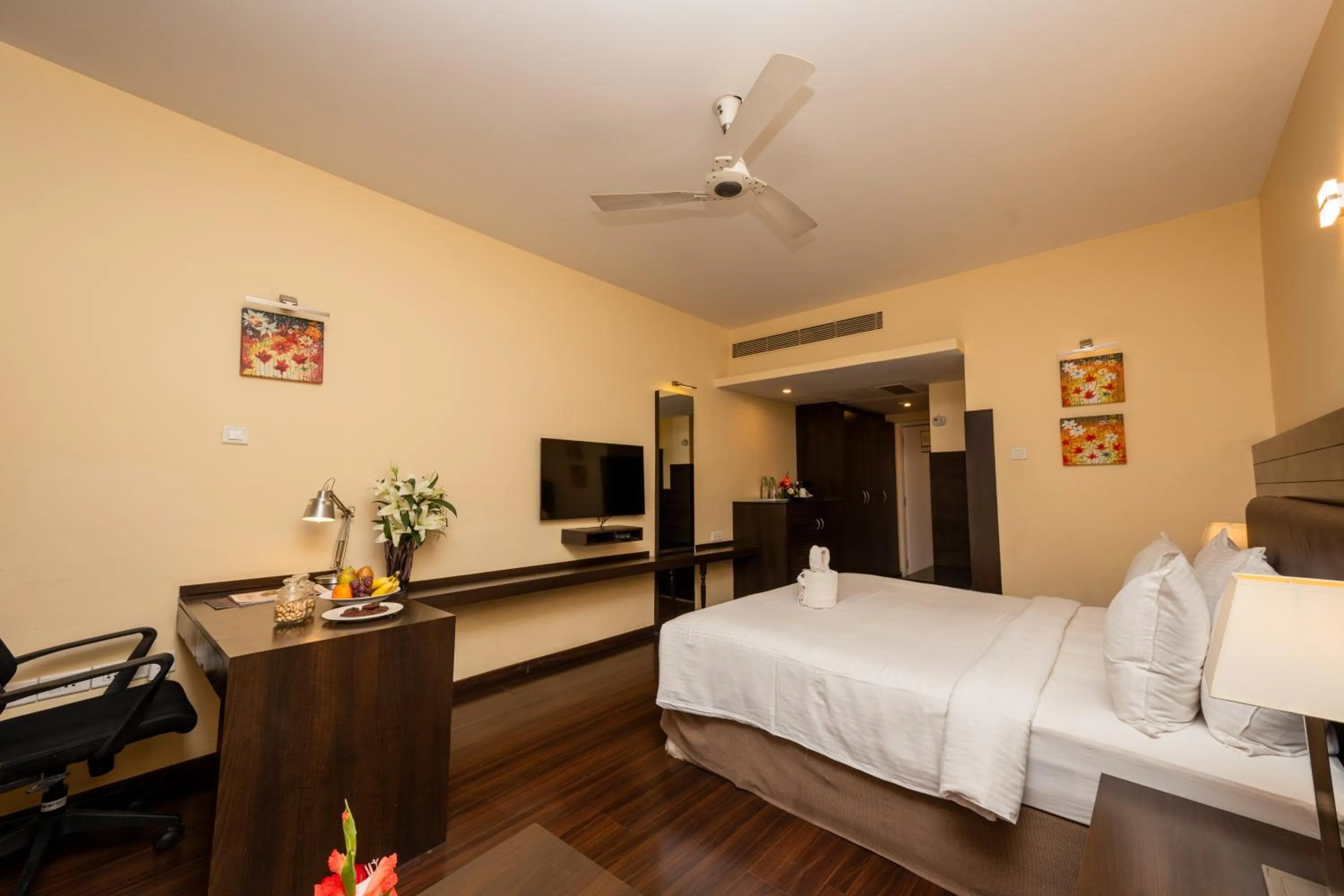 Photo of the whole room, Bed in THE WOODROSE