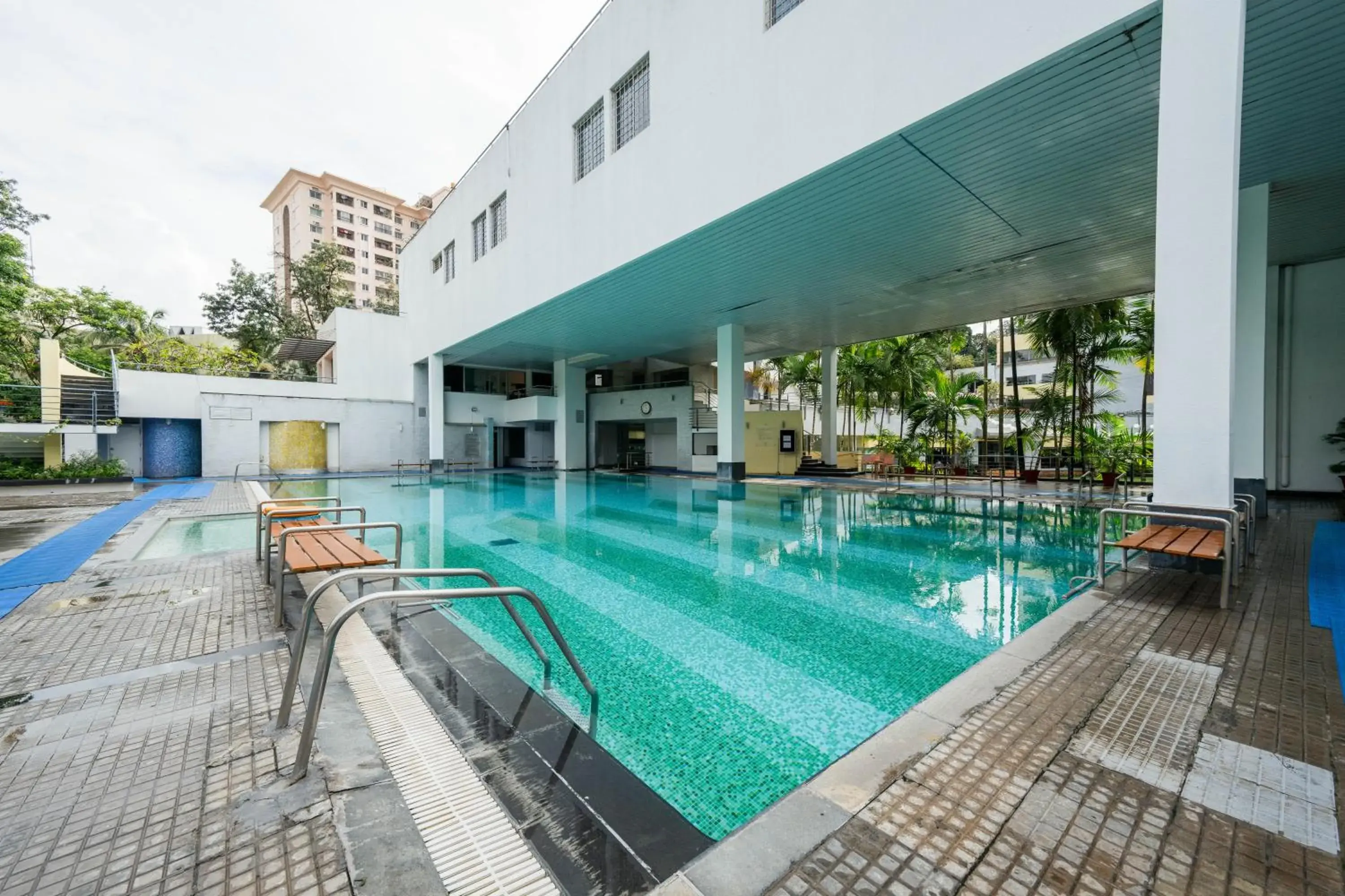 Swimming pool in THE WOODROSE Swimming pool in THE WOODROSE