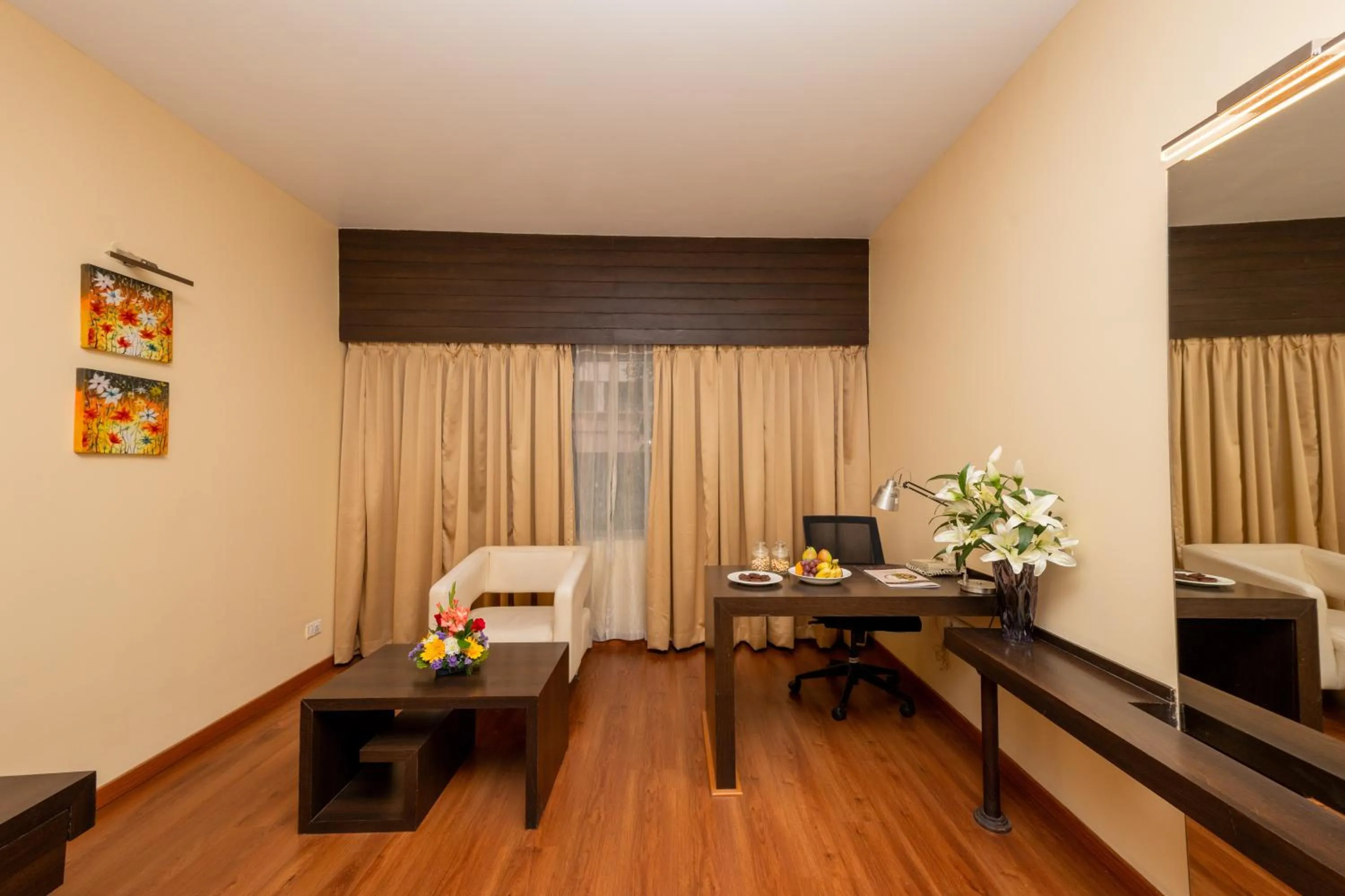 Seating area, Bed in THE WOODROSE