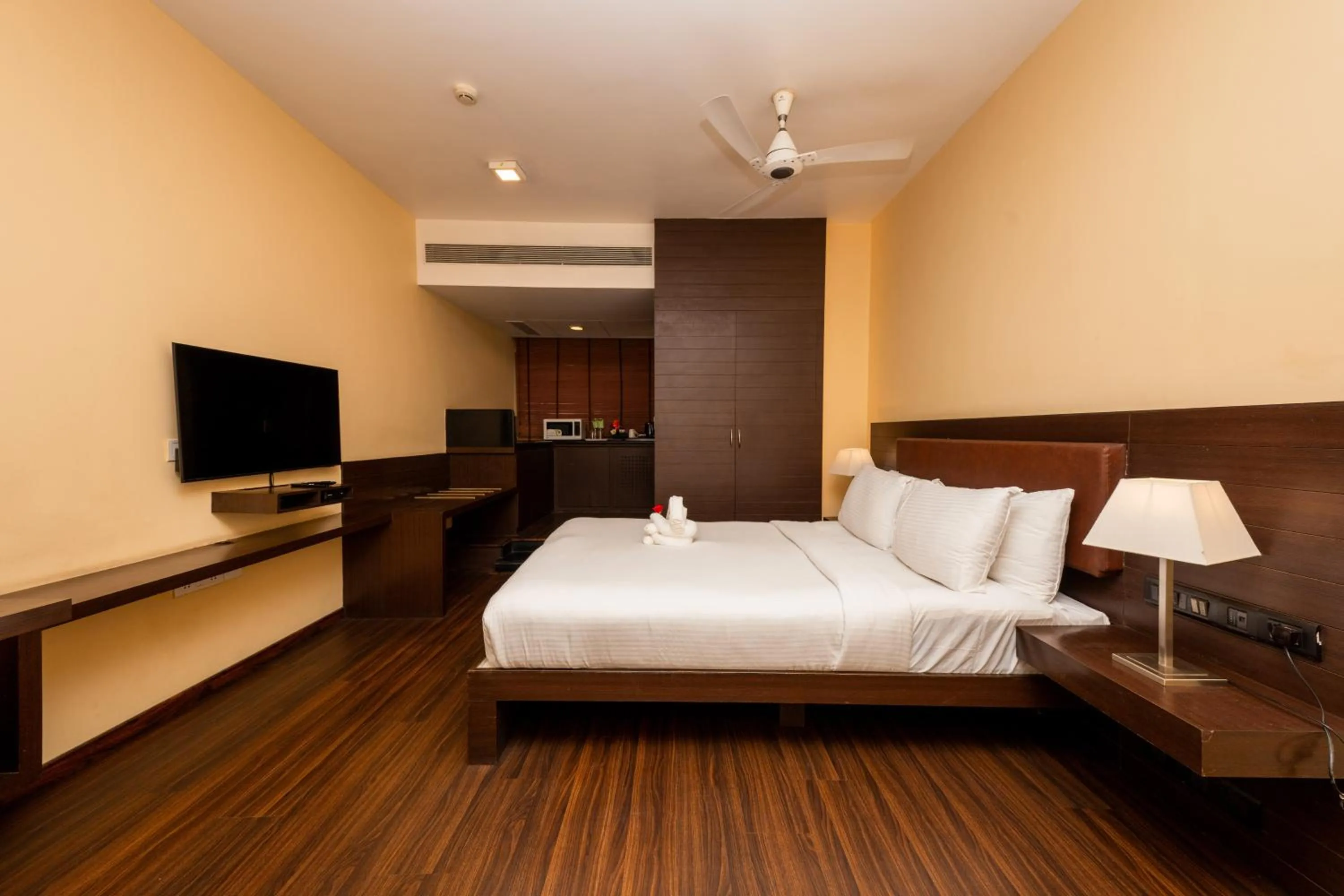 Photo of the whole room, Bed in THE WOODROSE