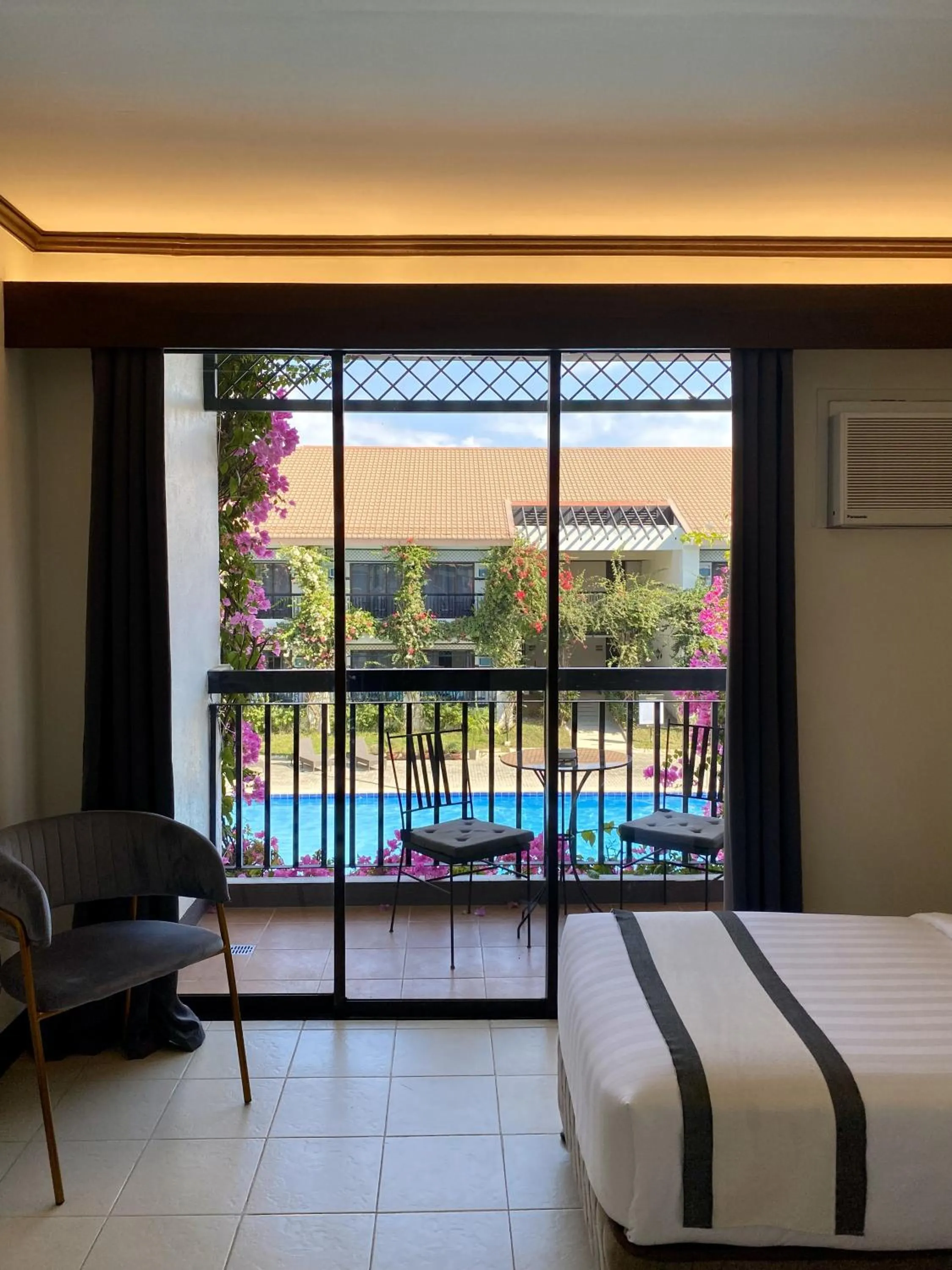 View (from property/room), Bed in Plaza Del Norte Hotel and Convention Center