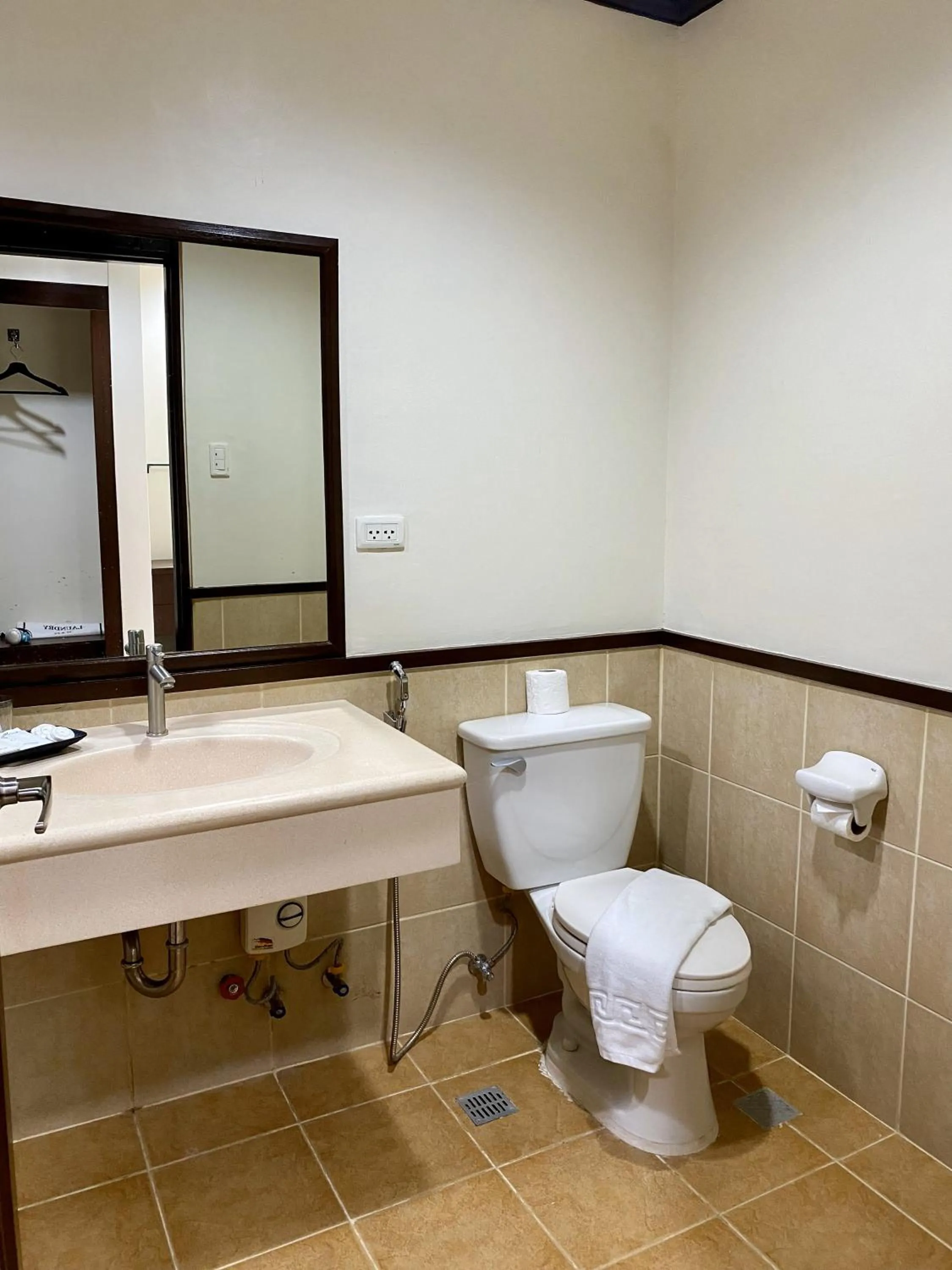 Toilet in Plaza Del Norte Hotel and Convention Center
