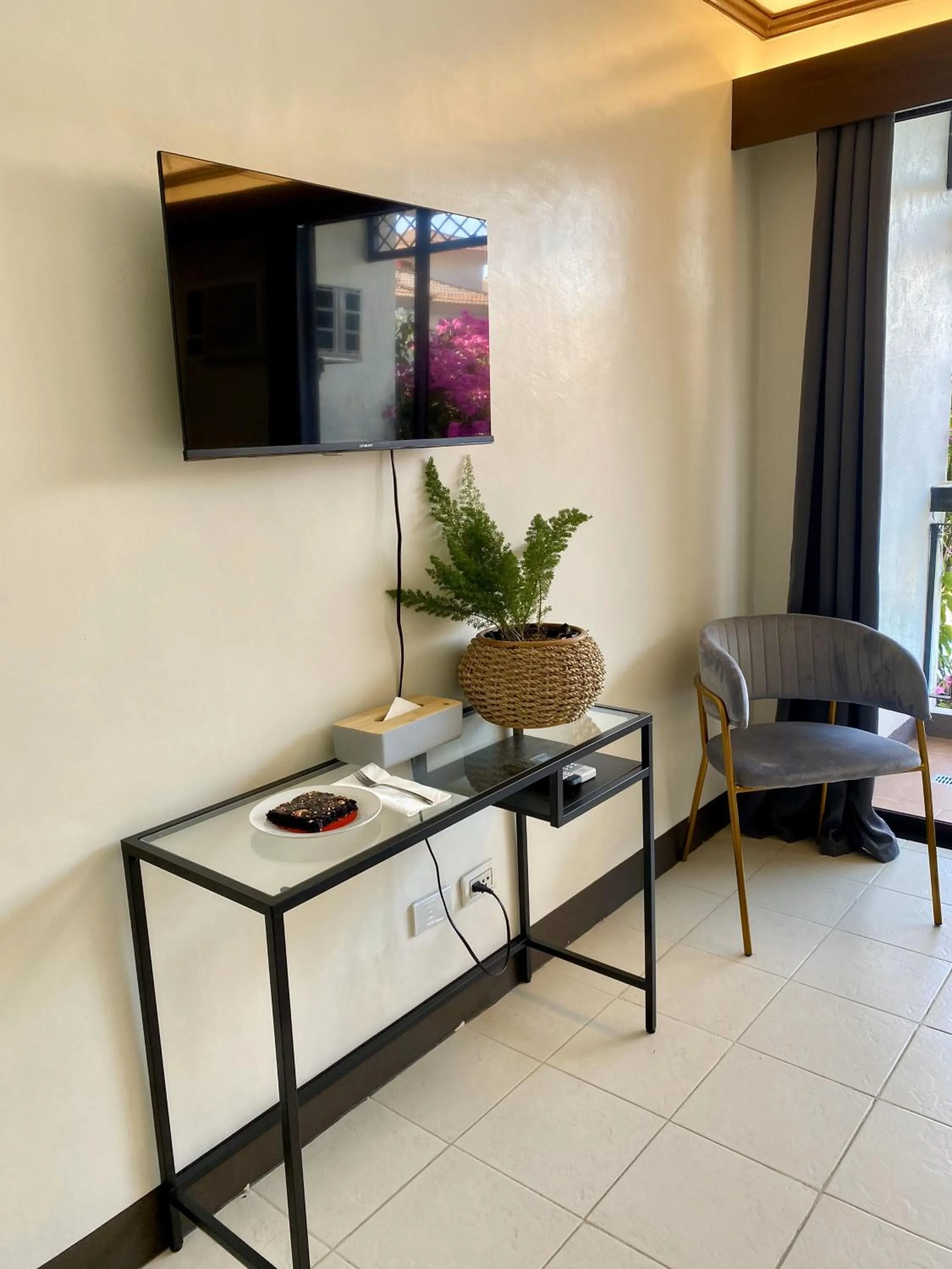 Communal lounge/ TV room in Plaza Del Norte Hotel and Convention Center