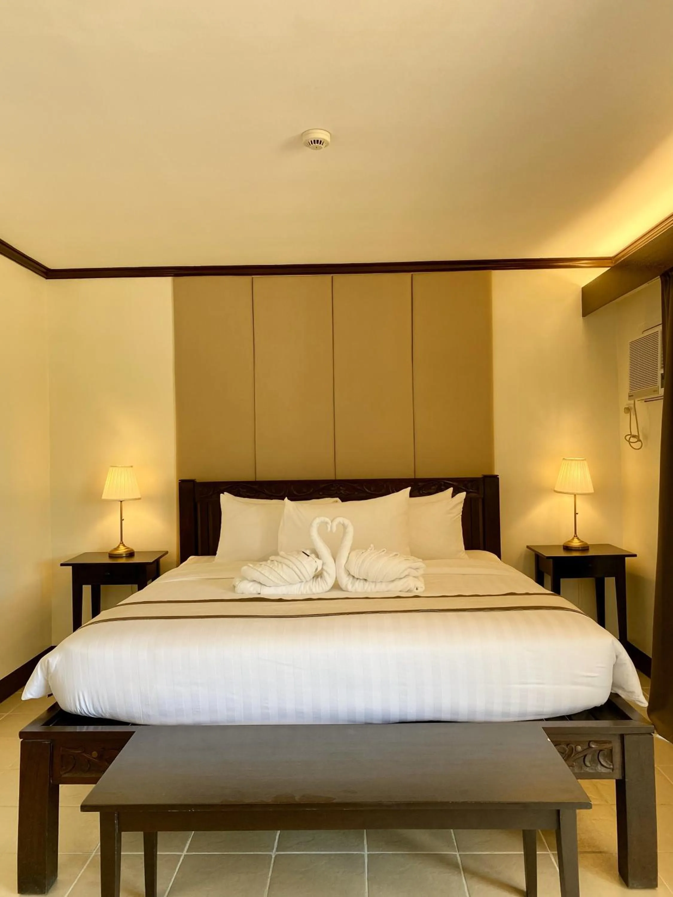 Bed in Plaza Del Norte Hotel and Convention Center