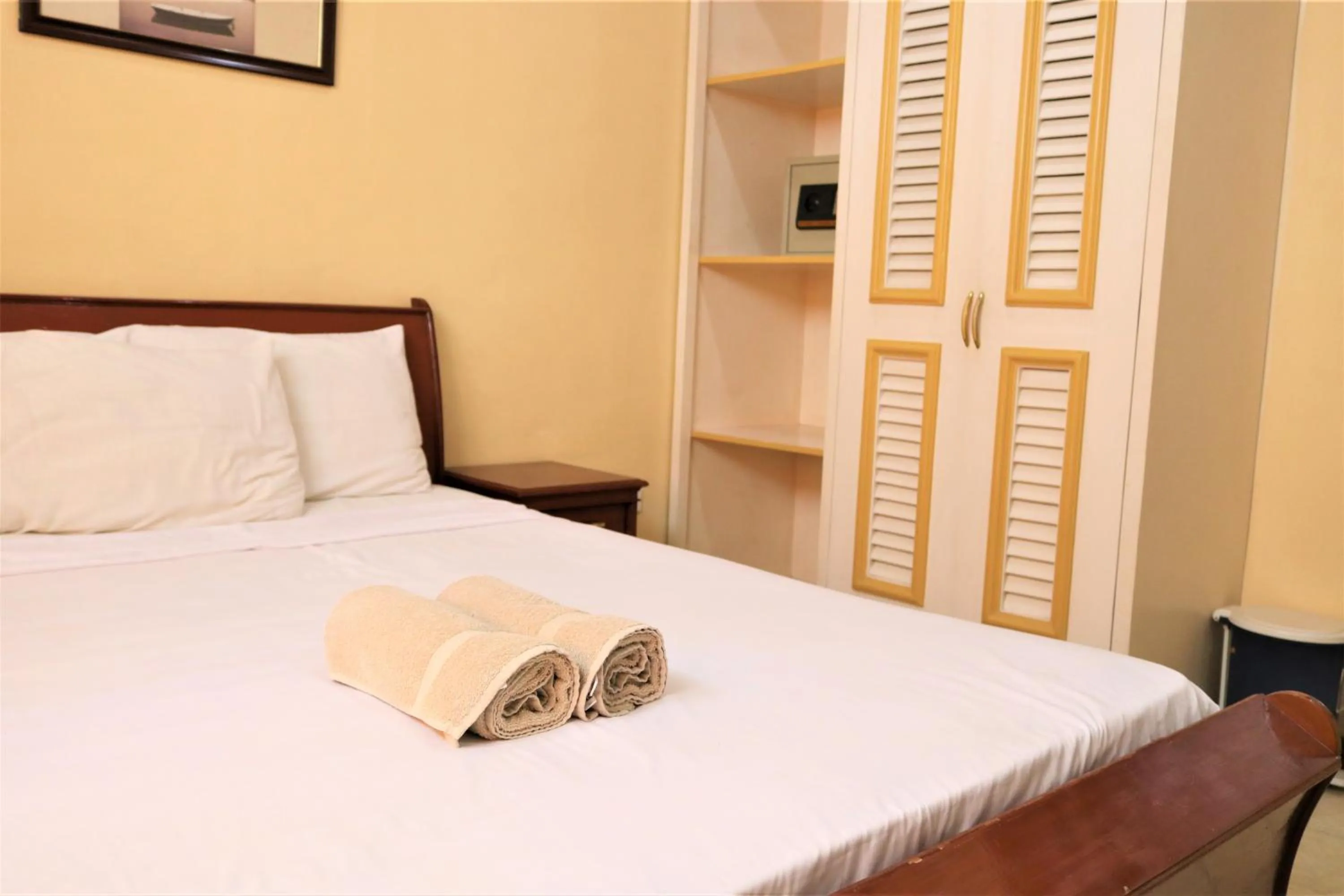 Bed in PALM TREE RESORT AND RESTAURANT