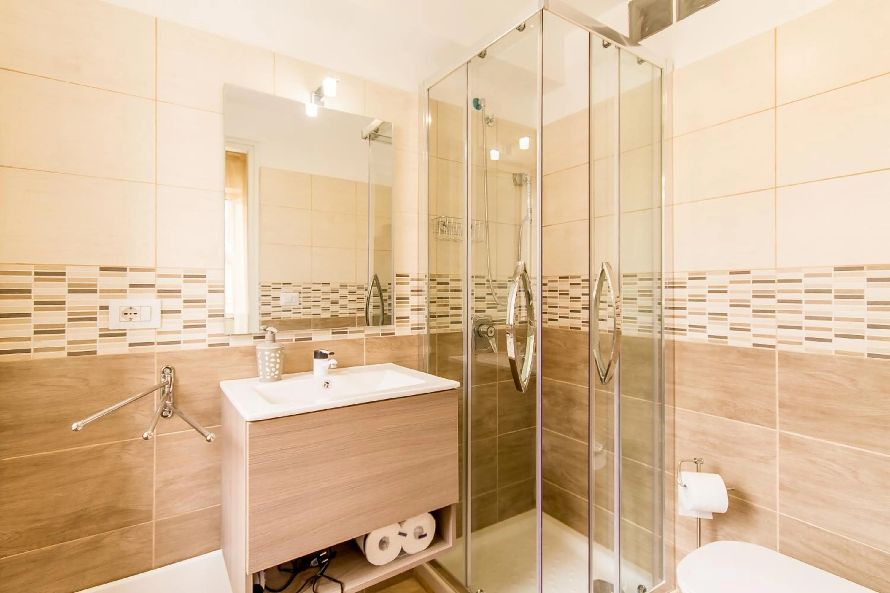 Bathroom in Sicula home in the city center - Happy Rentals