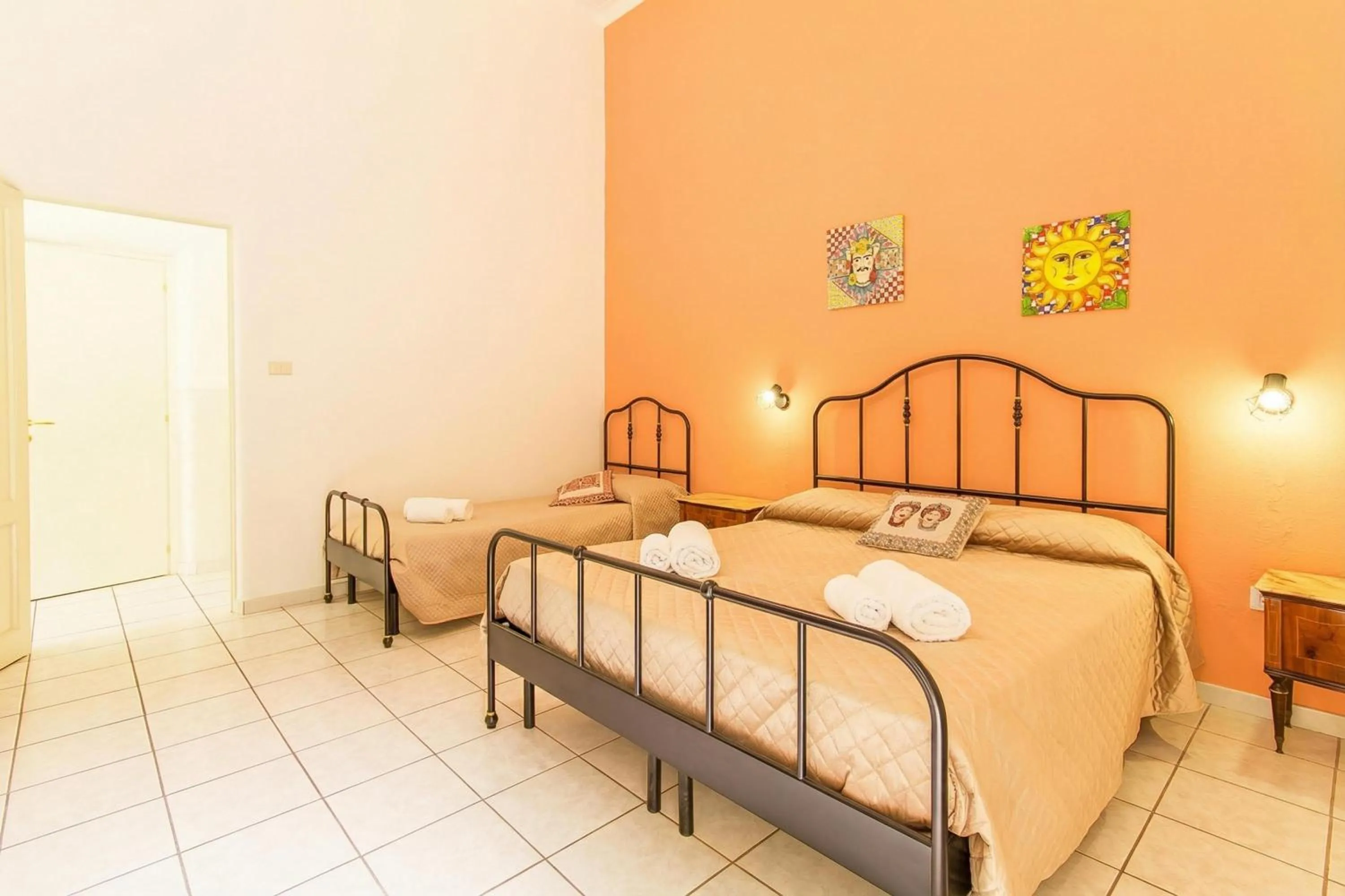 Bedroom, Bed in Sicula home in the city center - Happy Rentals
