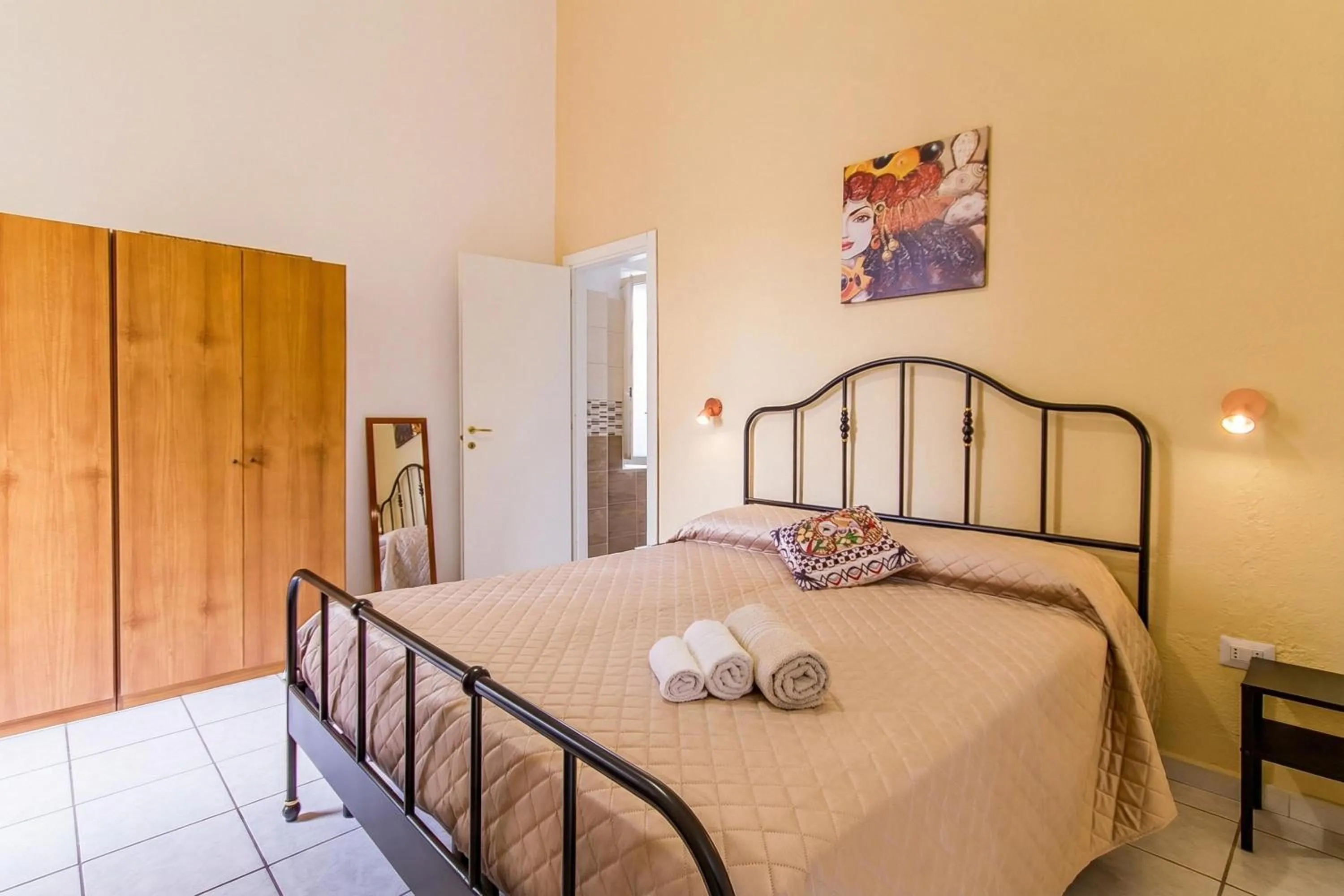 Bedroom, Bed in Sicula home in the city center - Happy Rentals