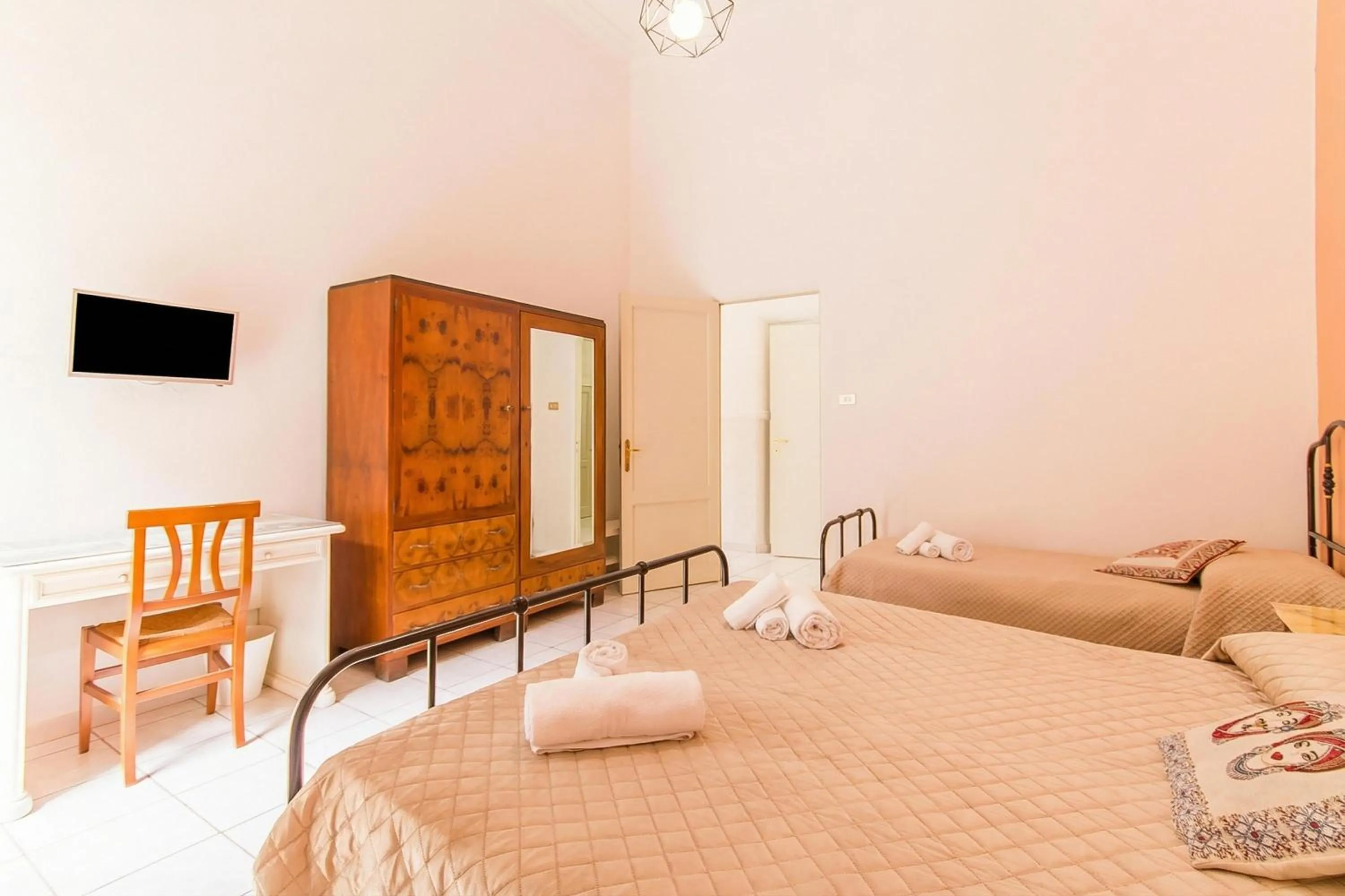 Bedroom, Bed in Sicula home in the city center - Happy Rentals