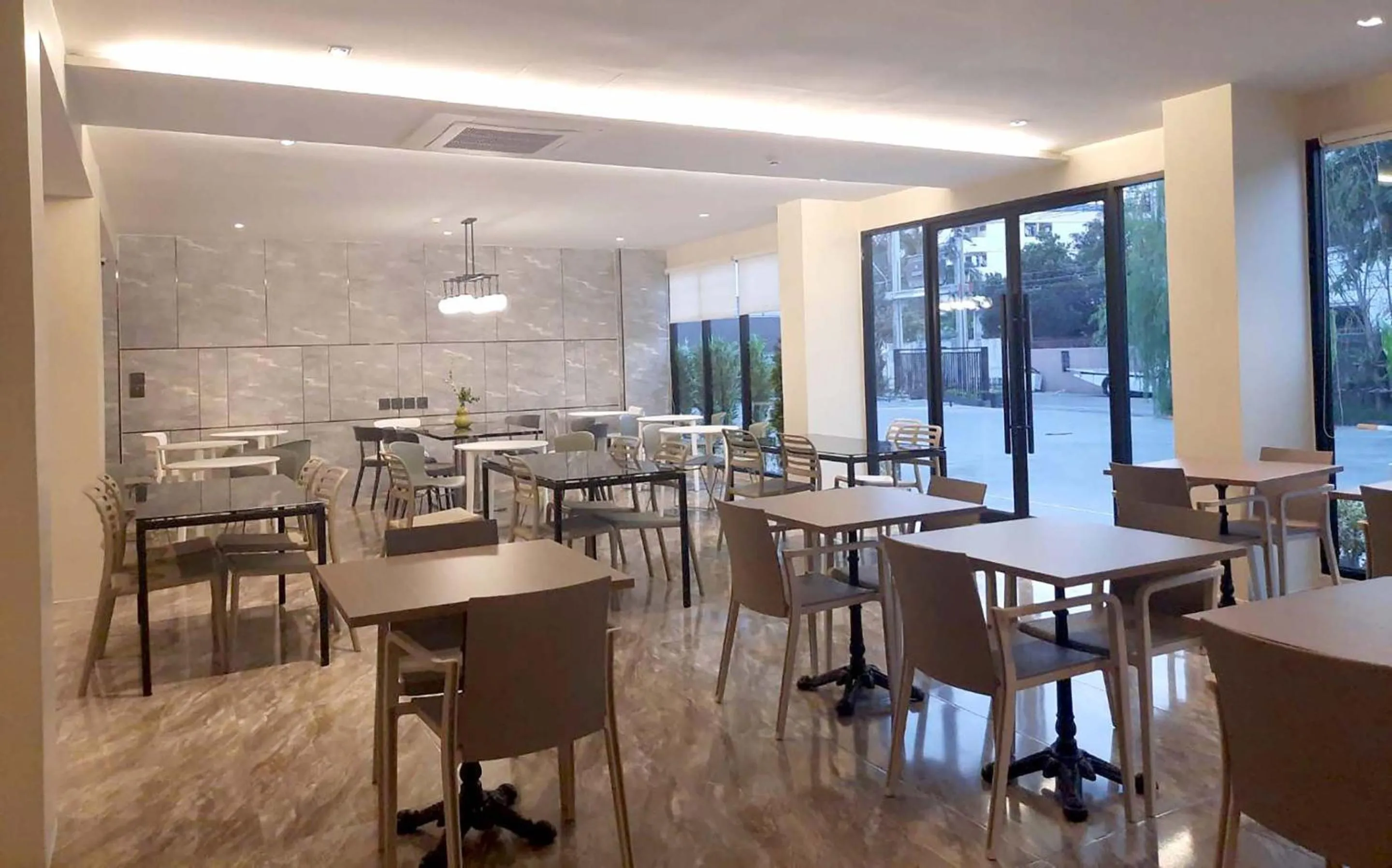 Restaurant/places to eat in The 9 Residence Hotel