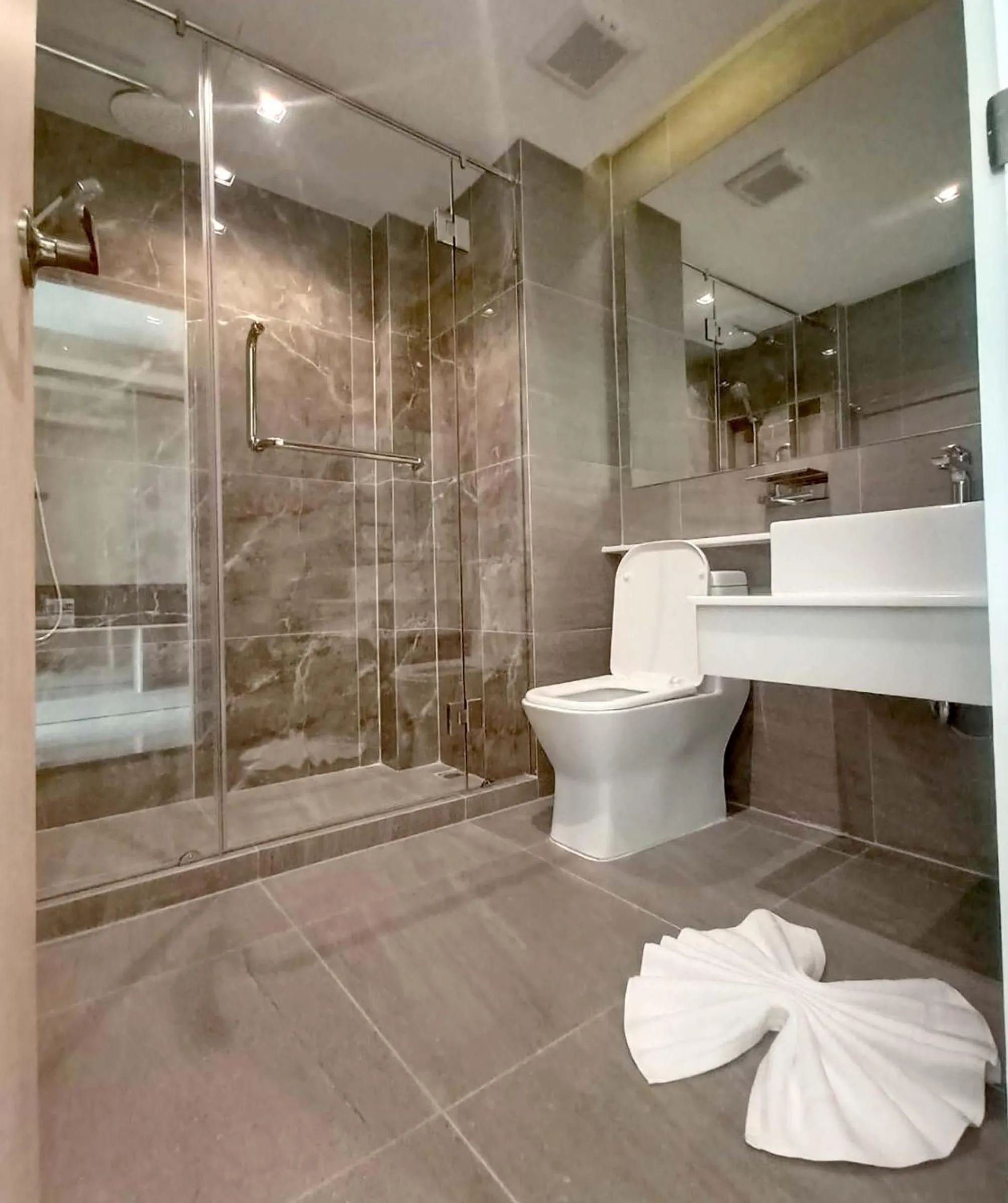 Toilet in The 9 Residence Hotel