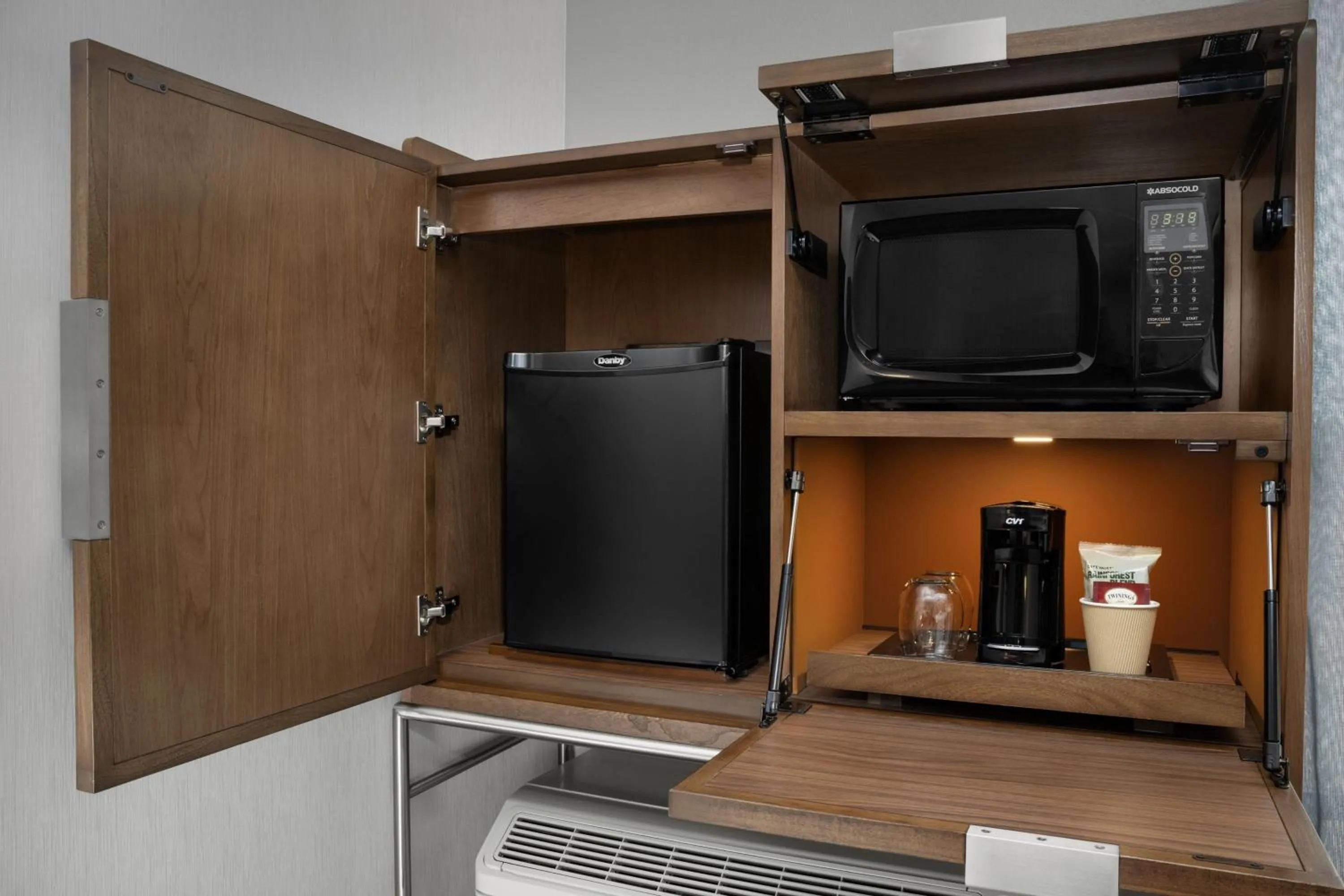 Photo of the whole room in Courtyard by Marriott Northport