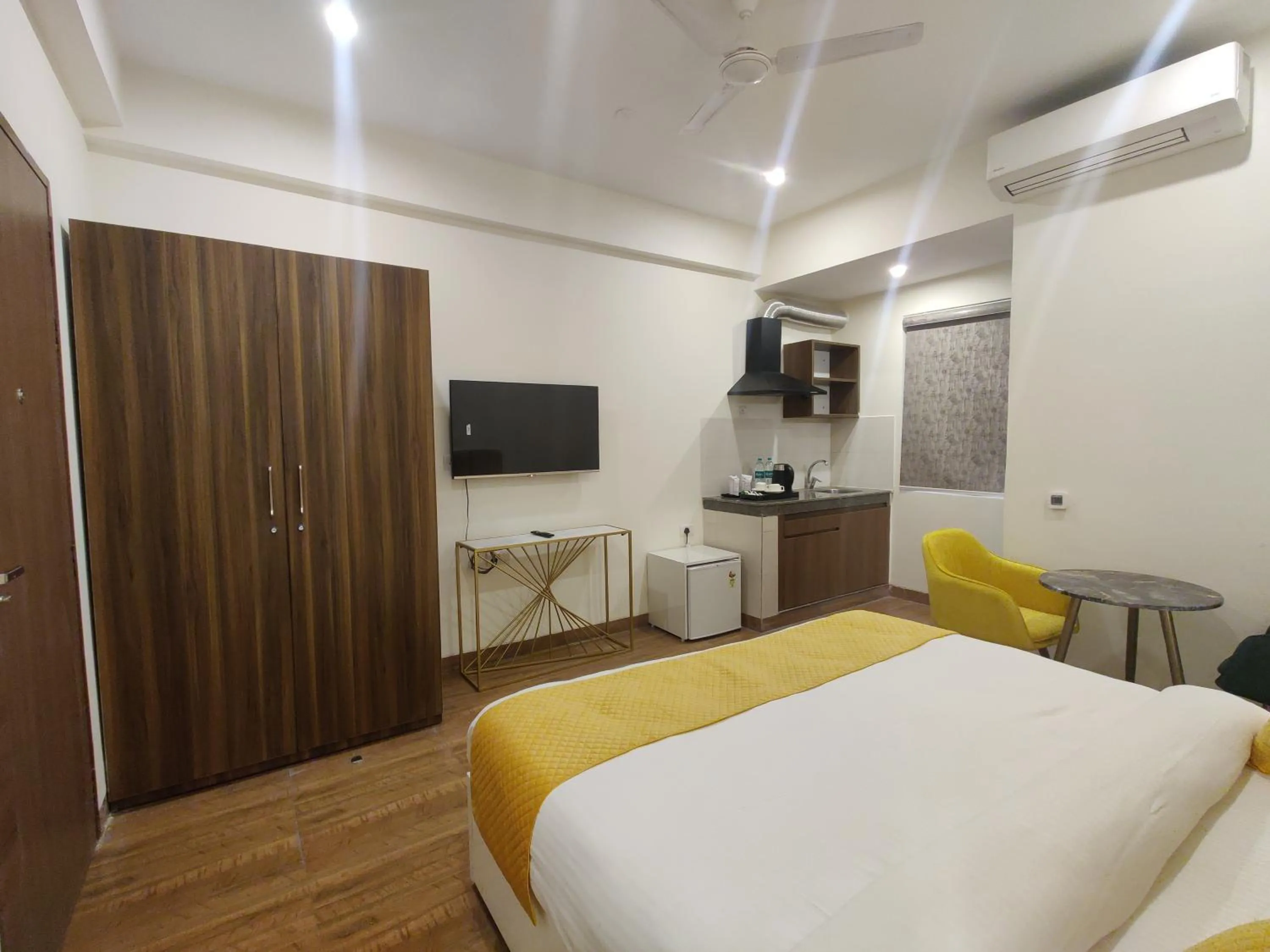 room service, Bed in Amahi Inn I Signature Towers