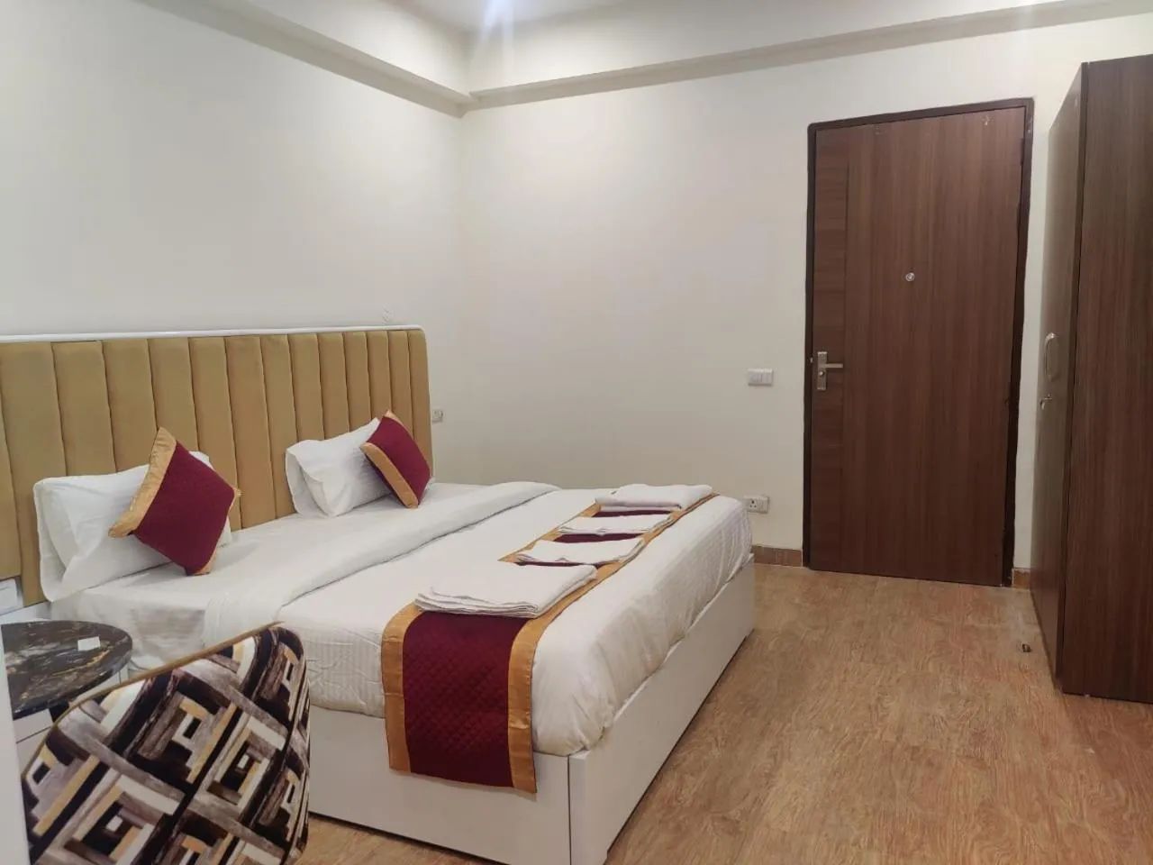 Living room, Bed in Amahi Inn I Signature Towers