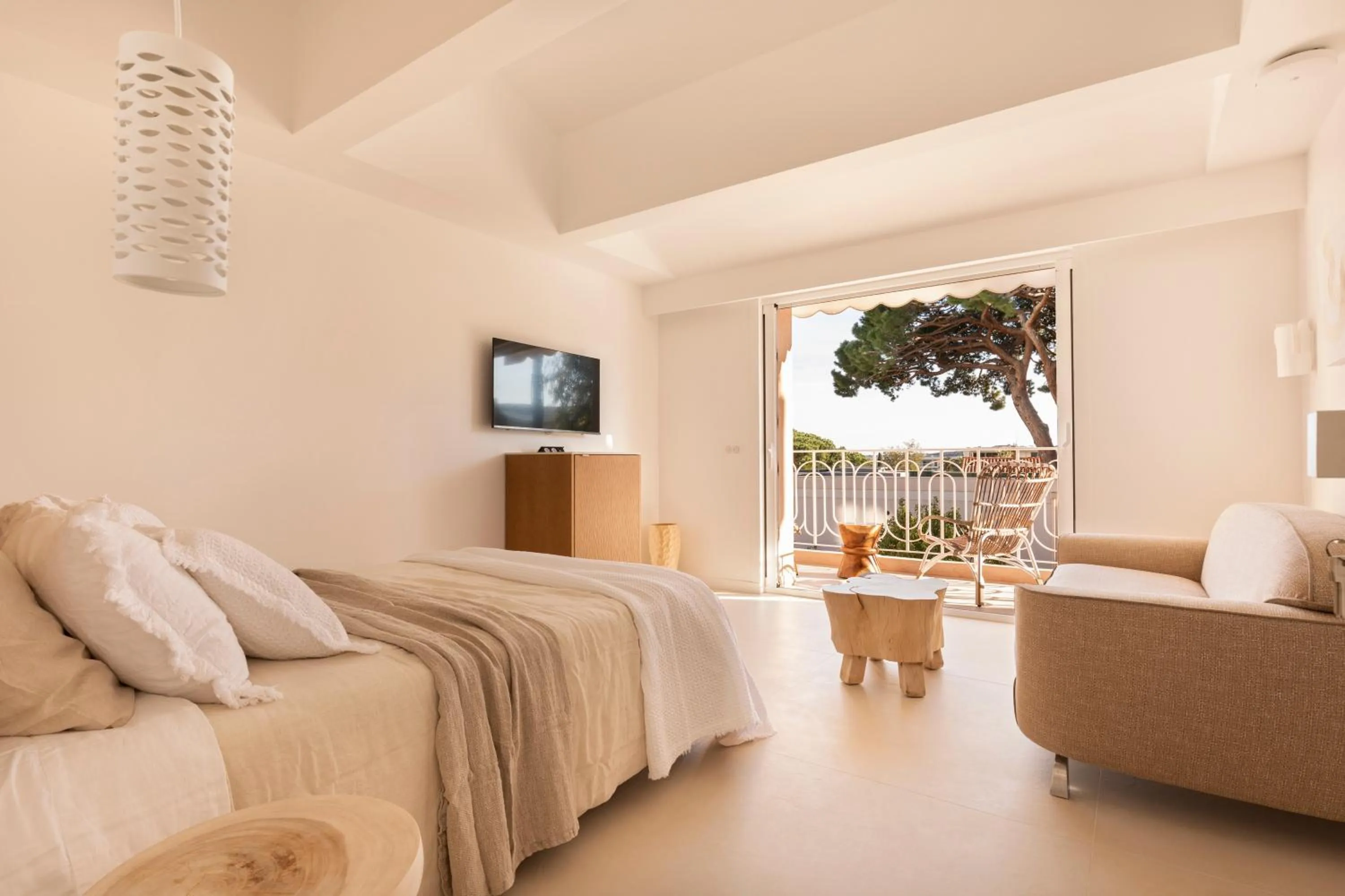 Bedroom, Bed in Maison Carla Rosa Cannes