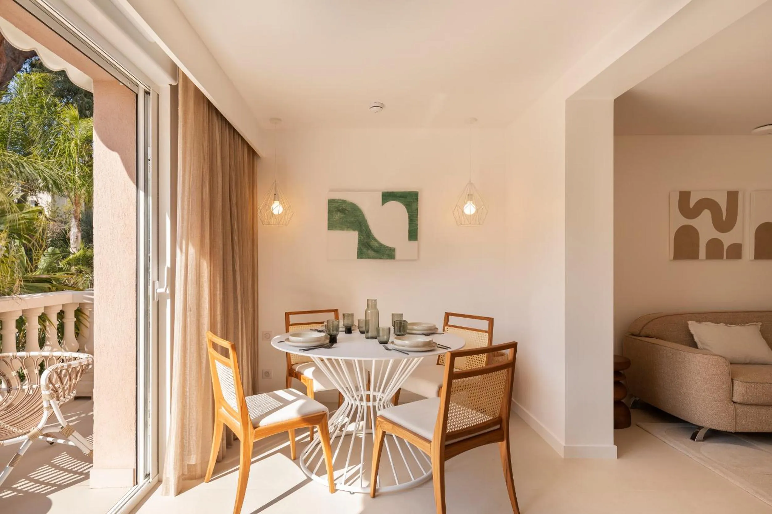 Dining area in Maison Carla Rosa Cannes