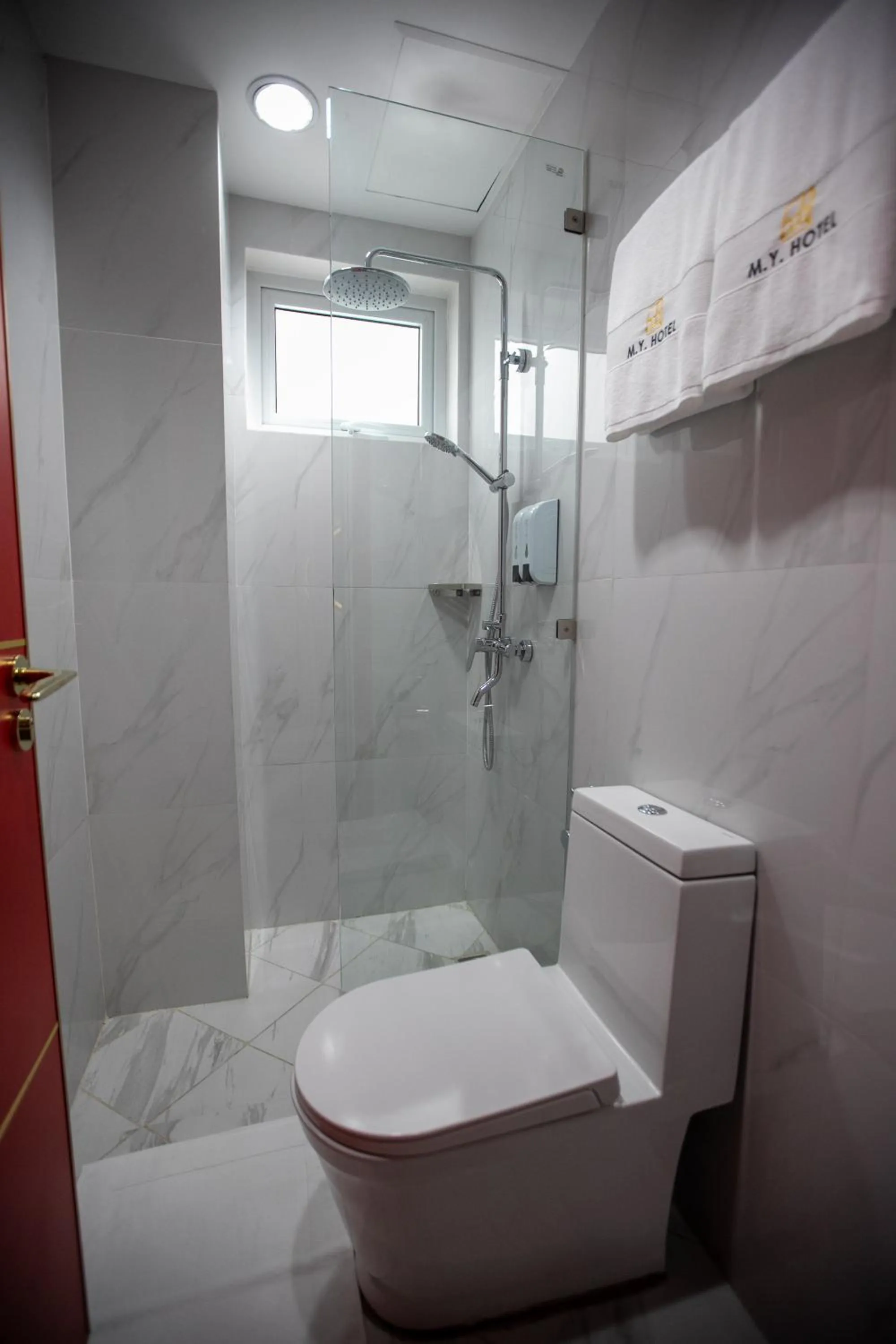 Toilet in M.Y. Hotel