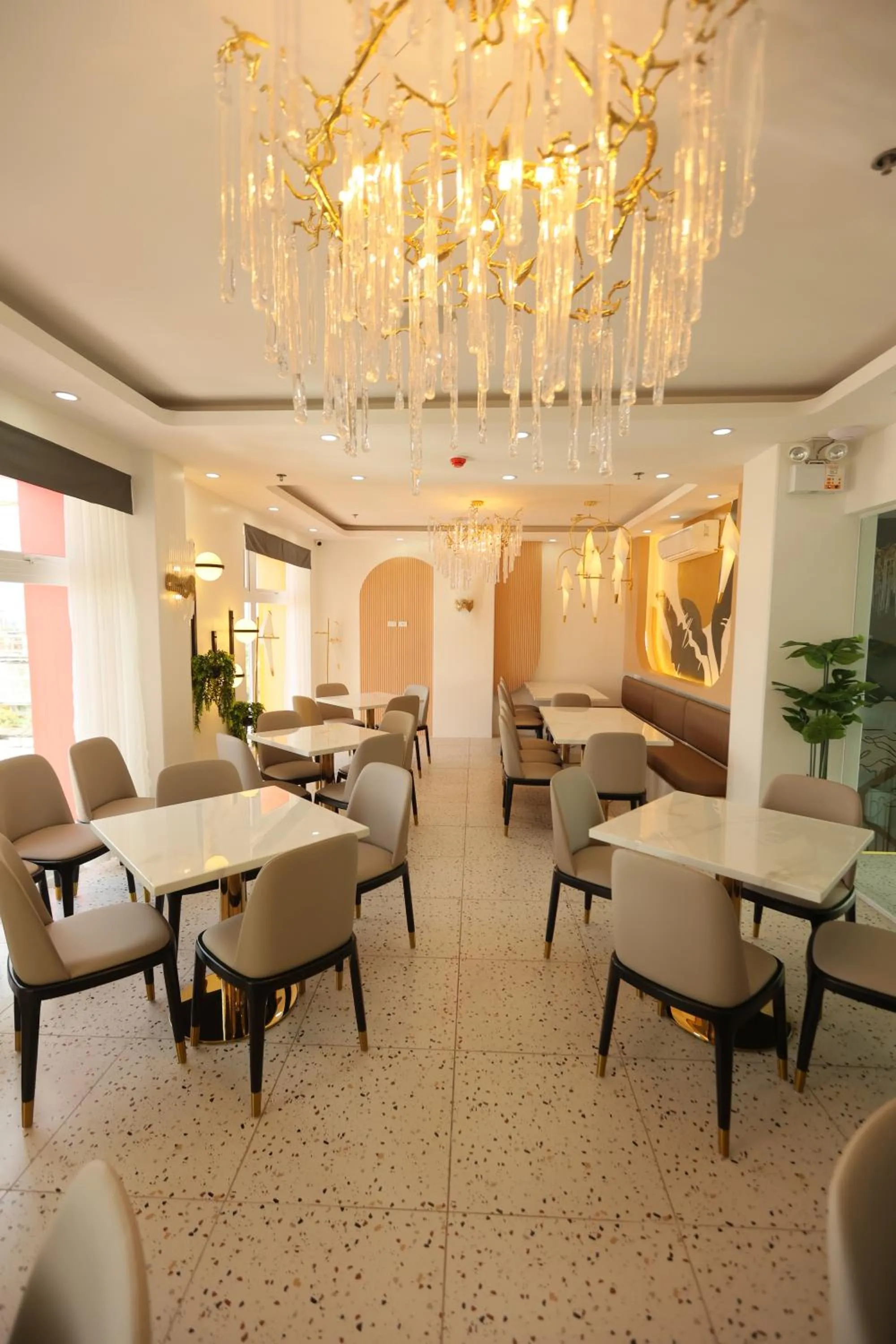 Restaurant/places to eat in M.Y. Hotel