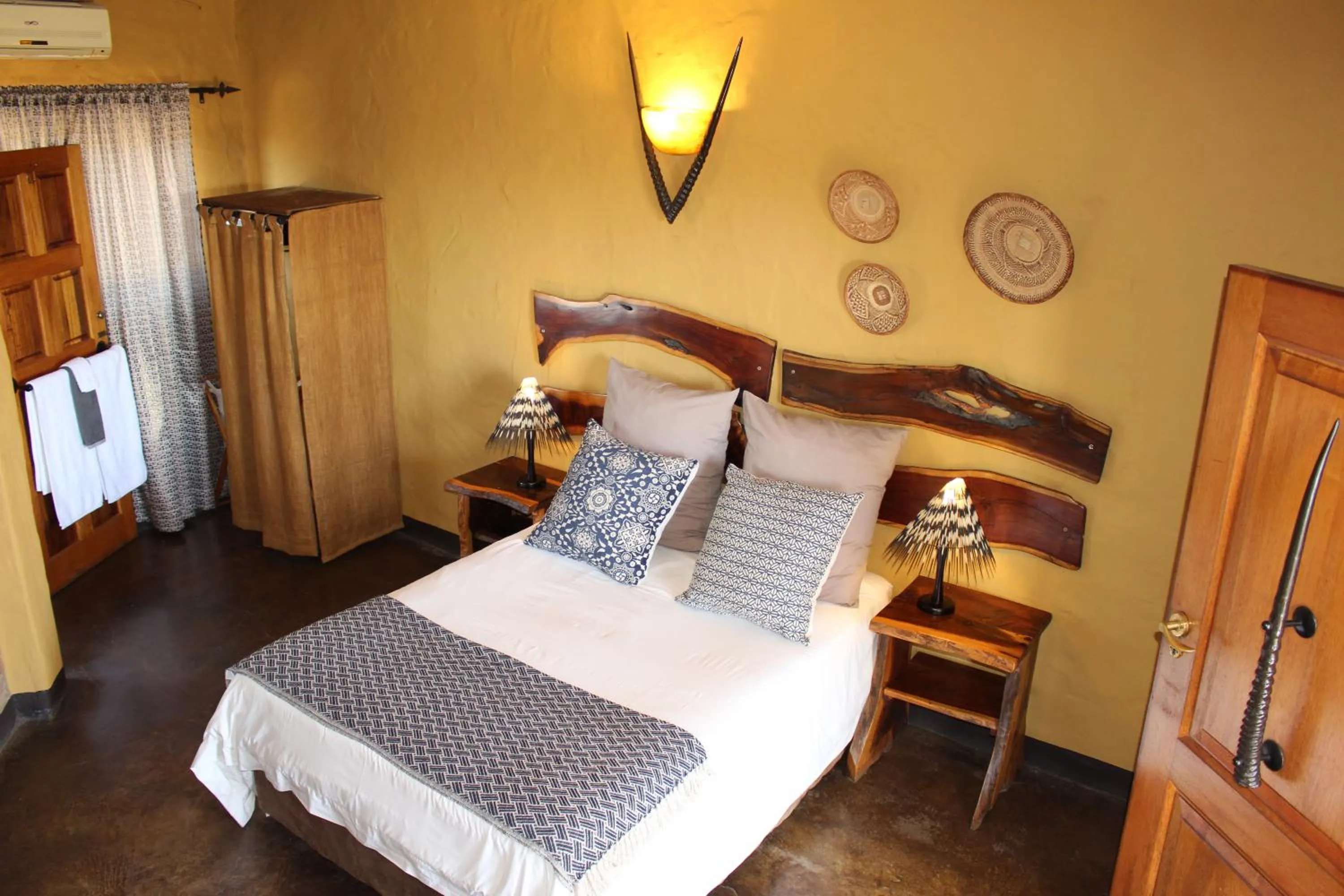 Bedroom, Bed in Ndlovu Lodge