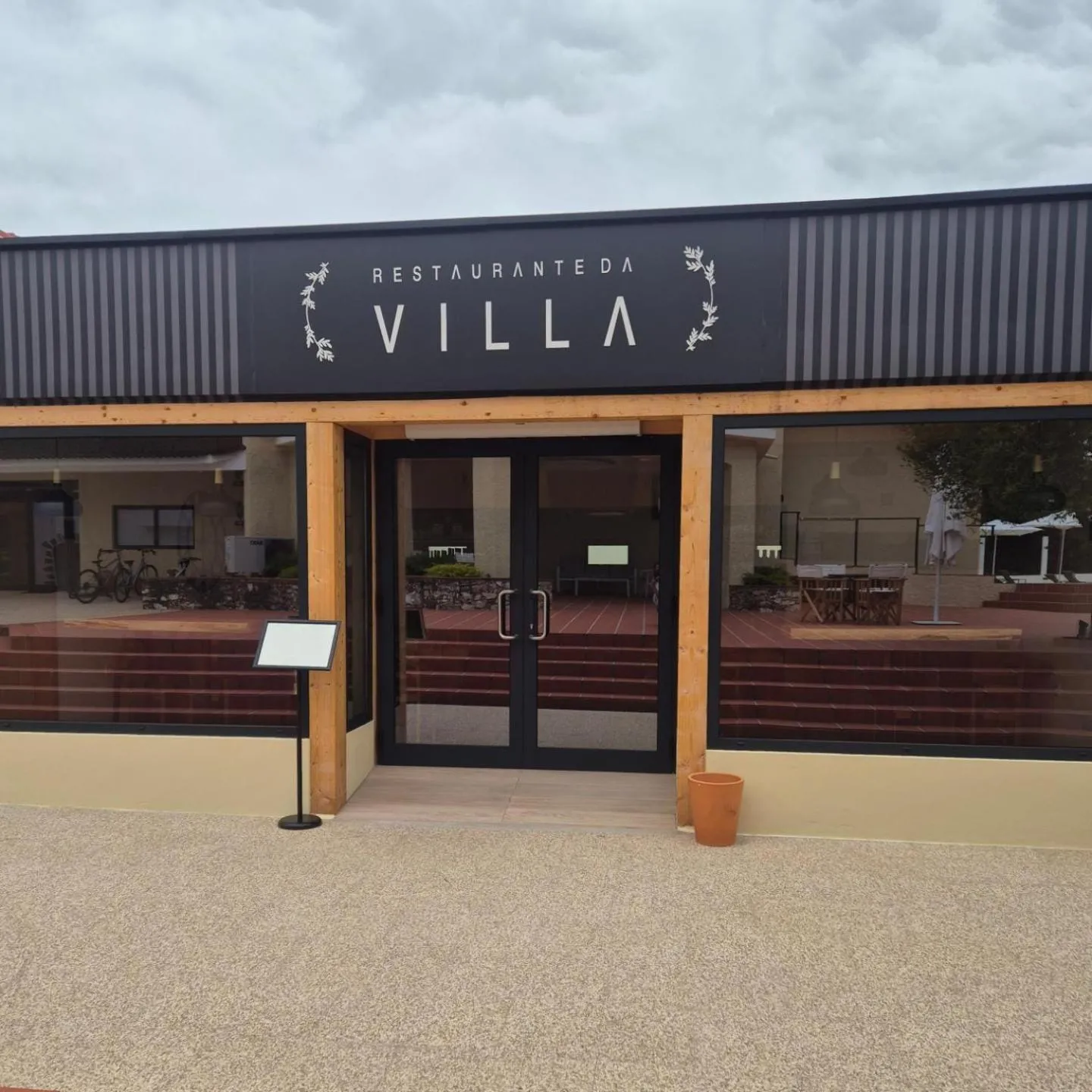 Restaurant/places to eat in VILLA DOS R'S
