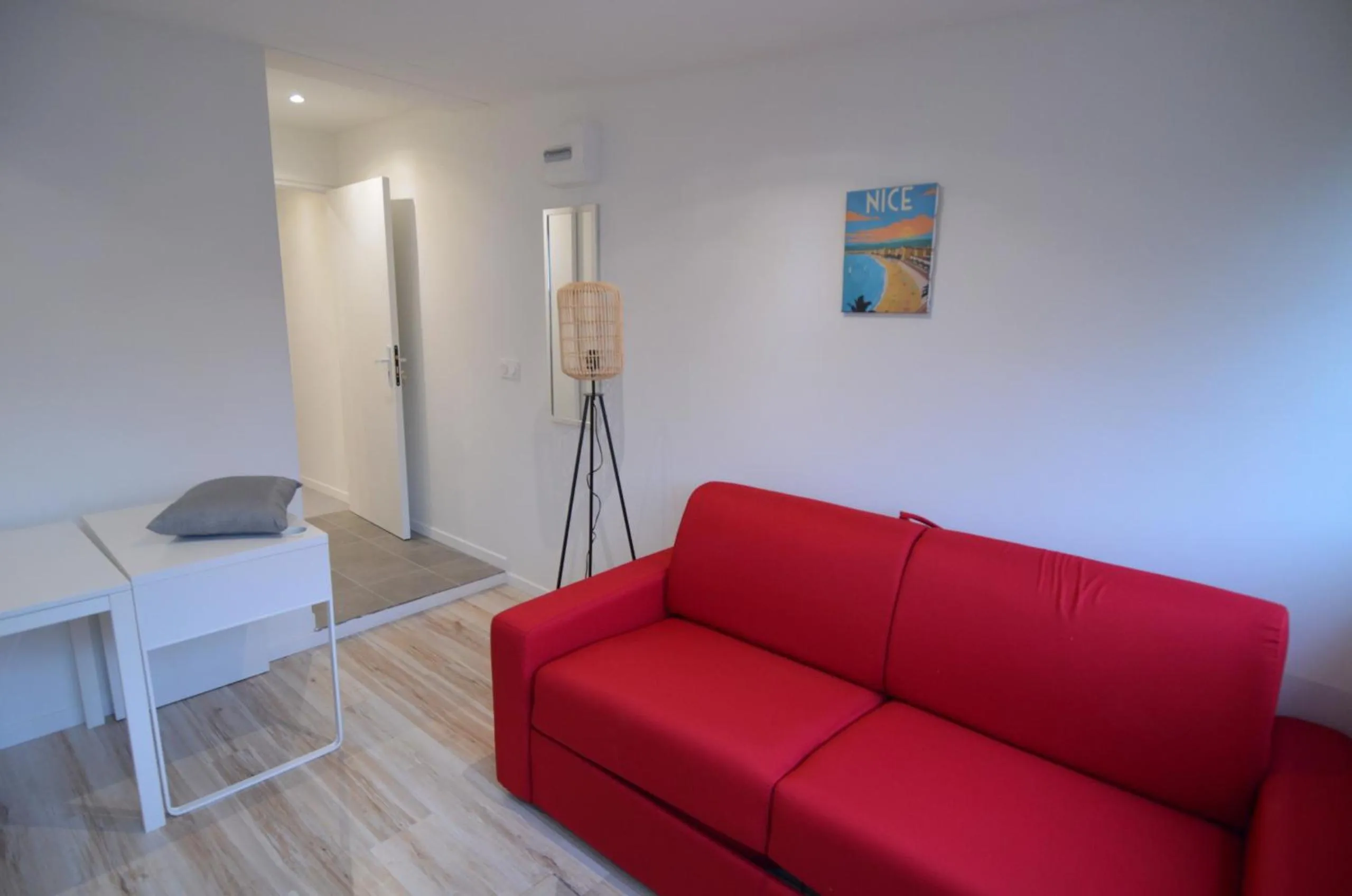 STUDIO CASSIN - next to tramway line 2 near airport
