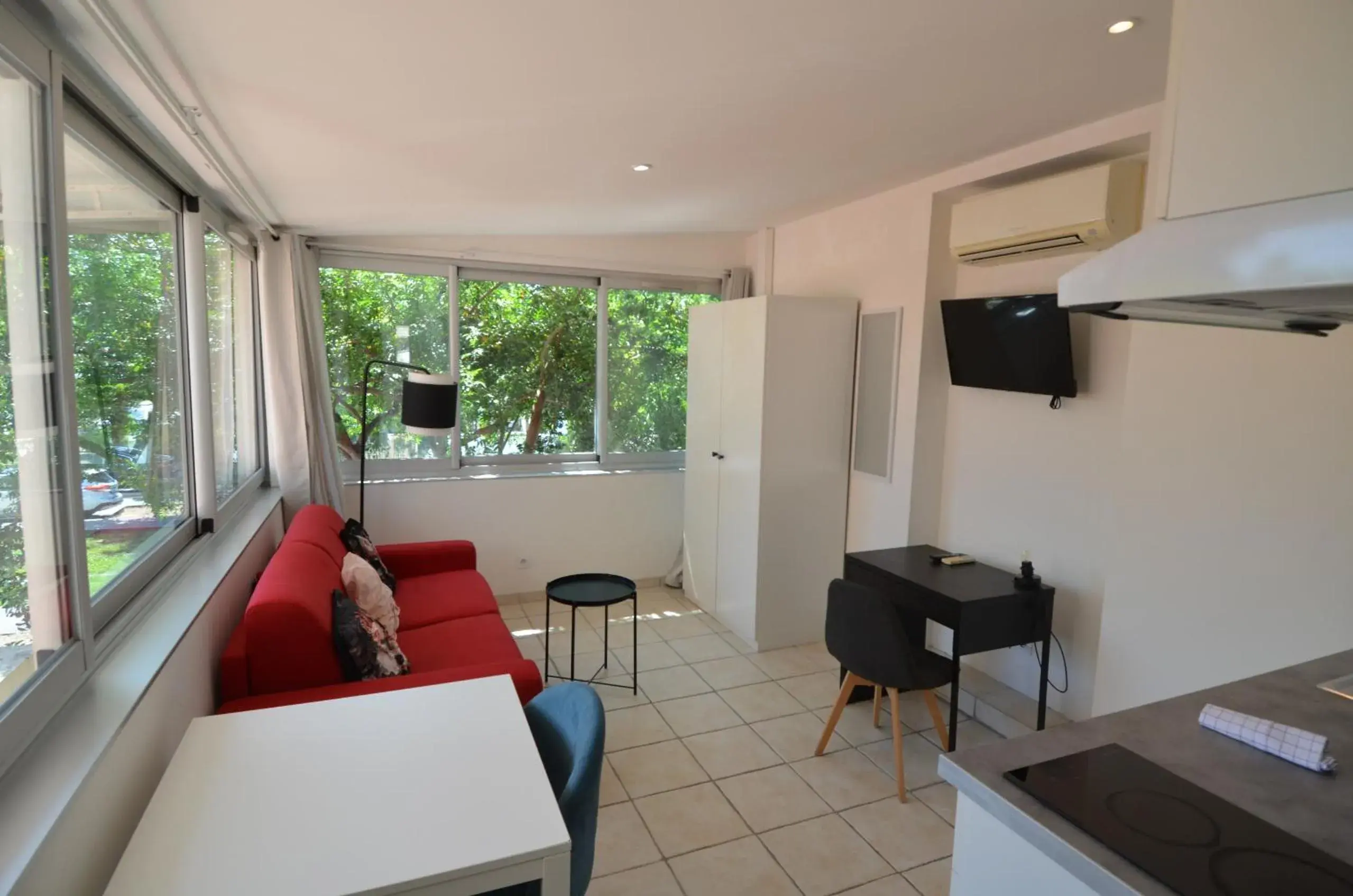 STUDIO CASSIN - next to tramway line 2 near airport STUDIO CASSIN - next to tramway line 2 near airport