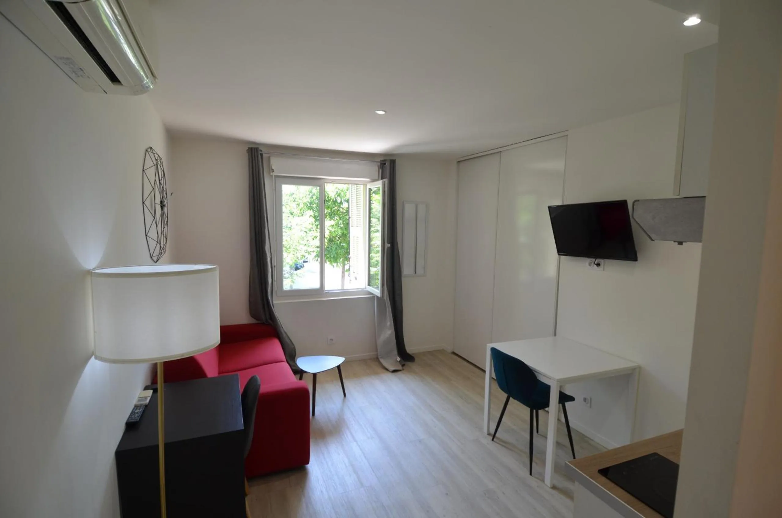 STUDIO CASSIN - next to tramway line 2 near airport