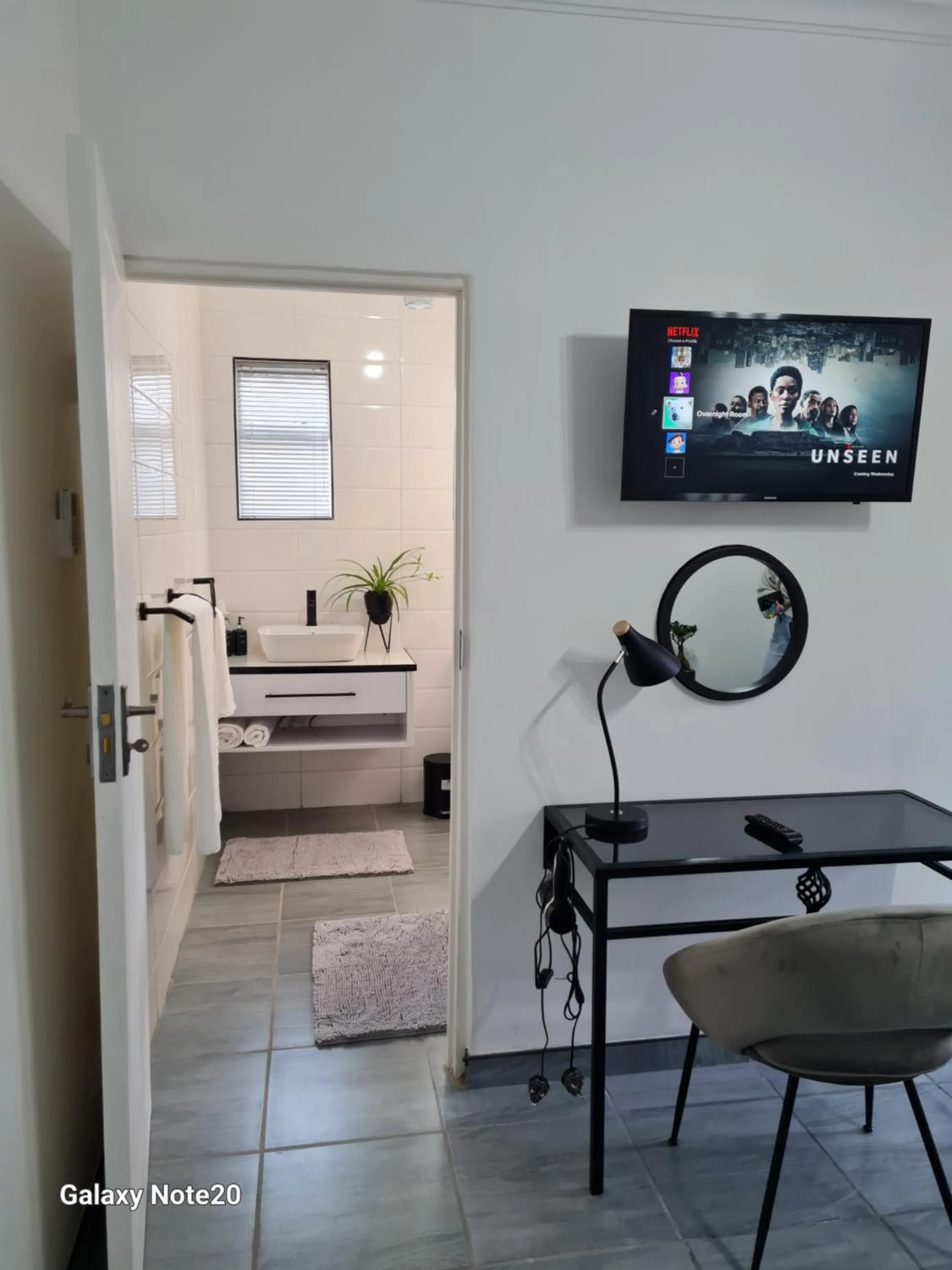 TV and multimedia in Egerton Overnight & Stay
